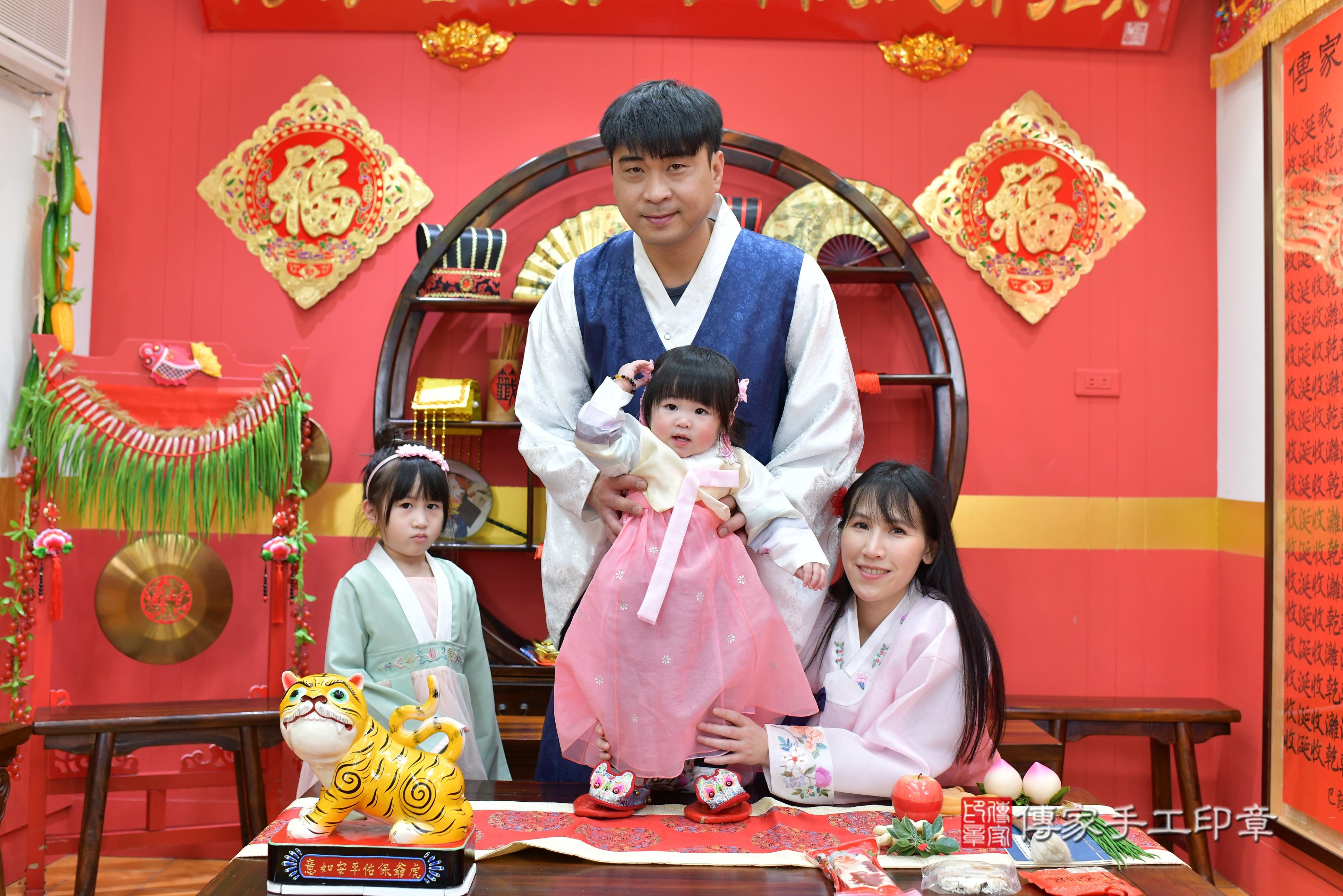 傳家手工印章桃園店、抓周、度脺、中國風會場、傳家嬰兒古禮、吉祥話、抓周道具物品24種、拍照。抓周證書。寶寶抓周、滿周歲、生日快樂、祝福