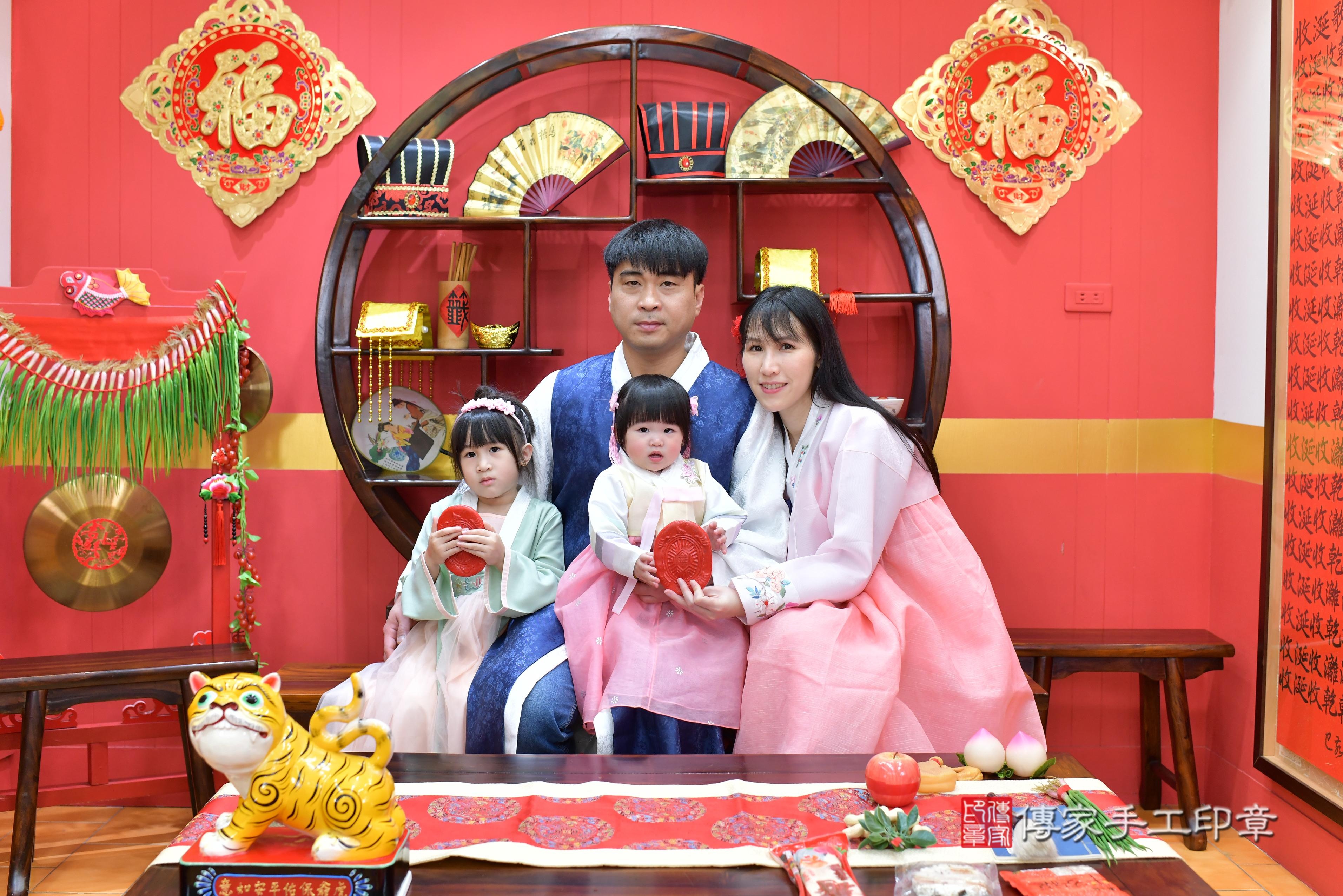 傳家手工印章桃園店、抓周、度脺、中國風會場、傳家嬰兒古禮、吉祥話、抓周道具物品24種、拍照。抓周證書。寶寶抓周、滿周歲、生日快樂、祝福