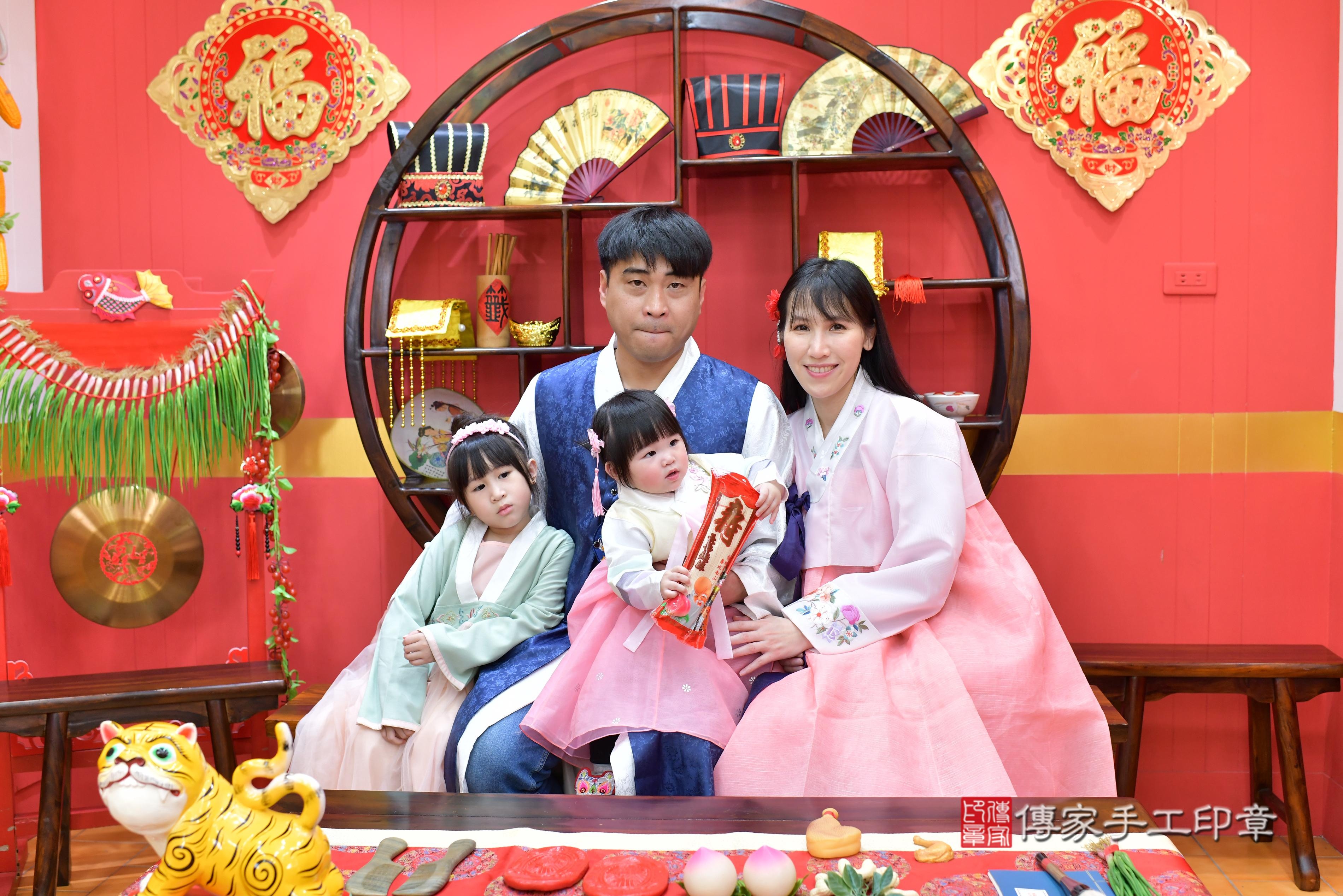 傳家手工印章桃園店、抓周、度脺、中國風會場、傳家嬰兒古禮、吉祥話、抓周道具物品24種、拍照。抓周證書。寶寶抓周、滿周歲、生日快樂、祝福