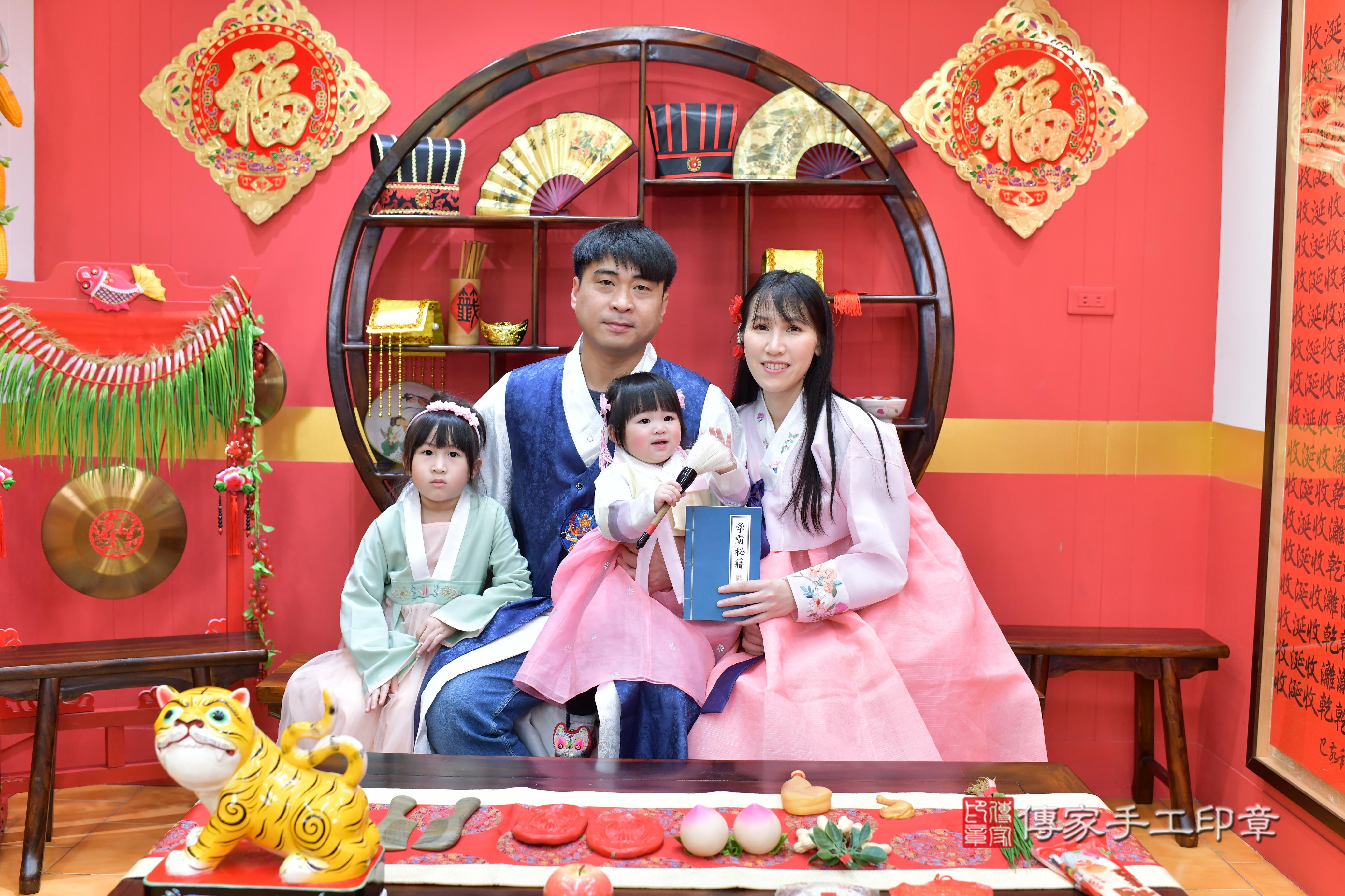傳家手工印章桃園店、抓周、度脺、中國風會場、傳家嬰兒古禮、吉祥話、抓周道具物品24種、拍照。抓周證書。寶寶抓周、滿周歲、生日快樂、祝福