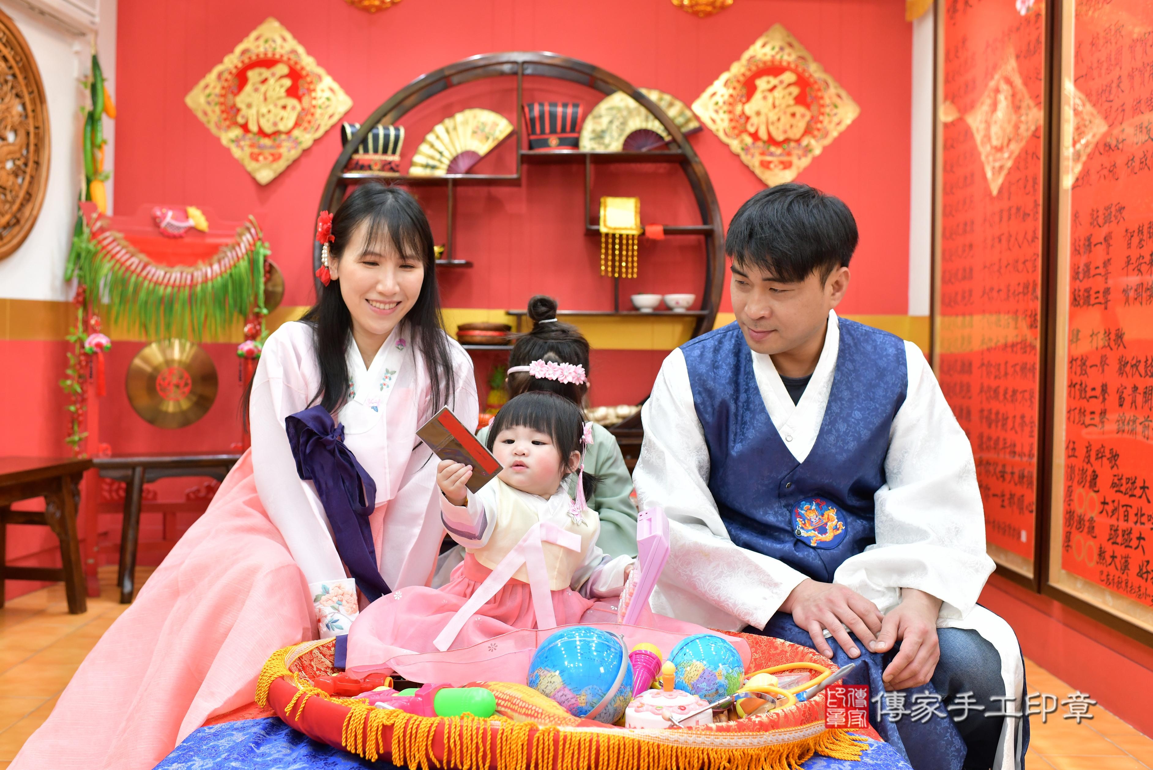傳家手工印章桃園店、抓周、度脺、中國風會場、傳家嬰兒古禮、吉祥話、抓周道具物品24種、拍照。抓周證書。寶寶抓周、滿周歲、生日快樂、祝福
