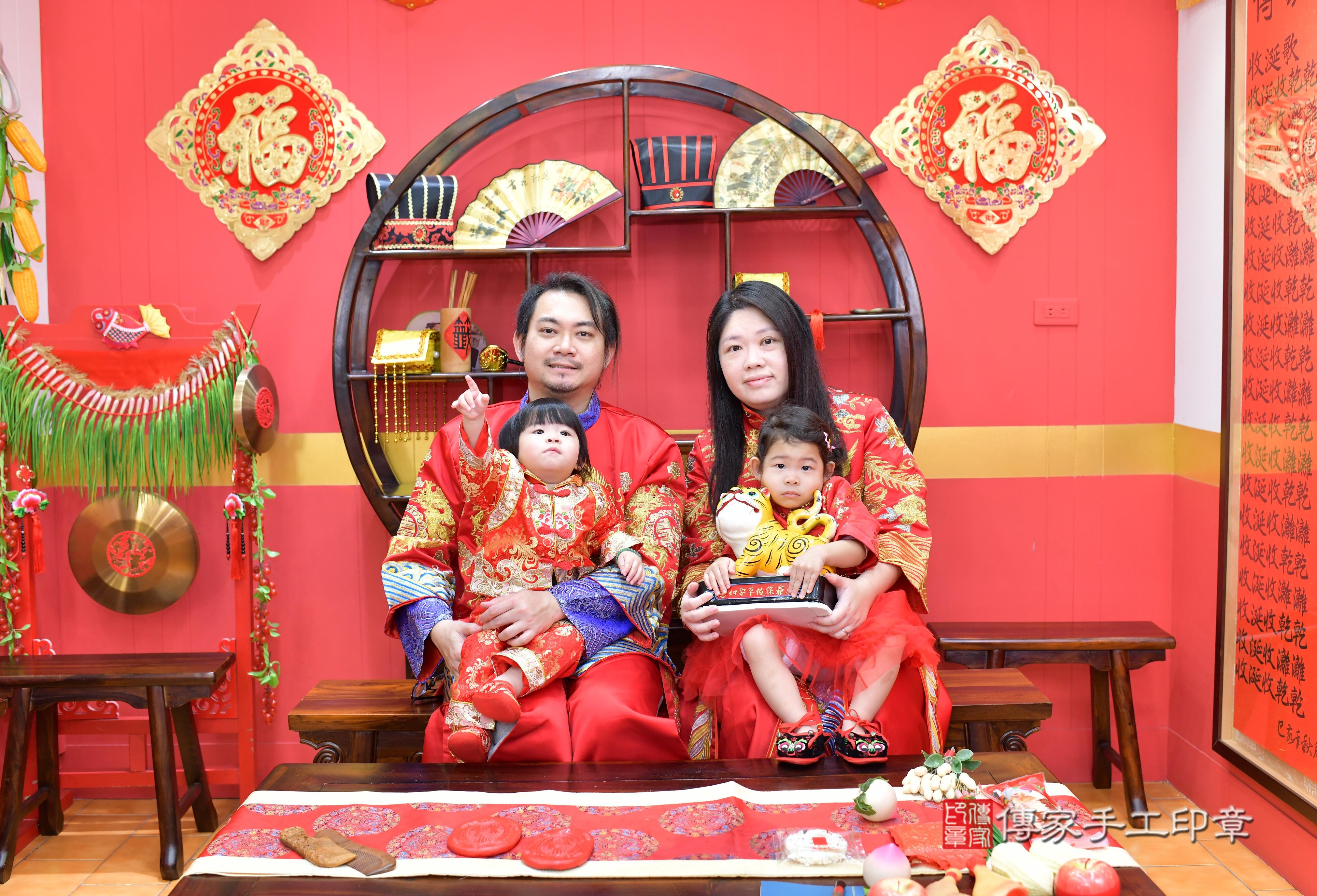傳家手工印章桃園店、抓周、度脺、中國風會場、傳家嬰兒古禮、吉祥話、抓周道具物品24種、拍照。抓周證書。寶寶抓周、滿周歲、生日快樂、祝福