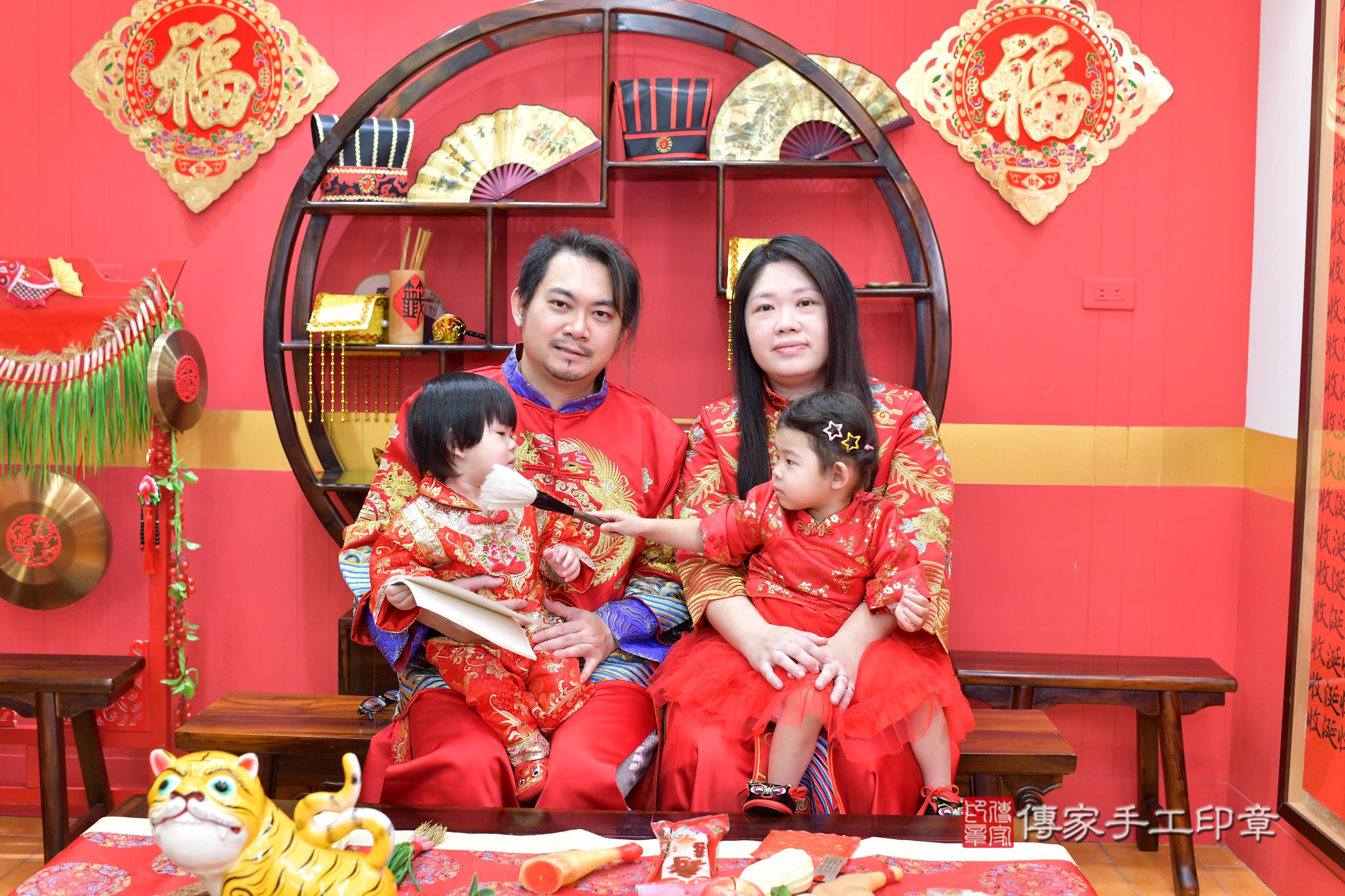傳家手工印章桃園店、抓周、度脺、中國風會場、傳家嬰兒古禮、吉祥話、抓周道具物品24種、拍照。抓周證書。寶寶抓周、滿周歲、生日快樂、祝福
