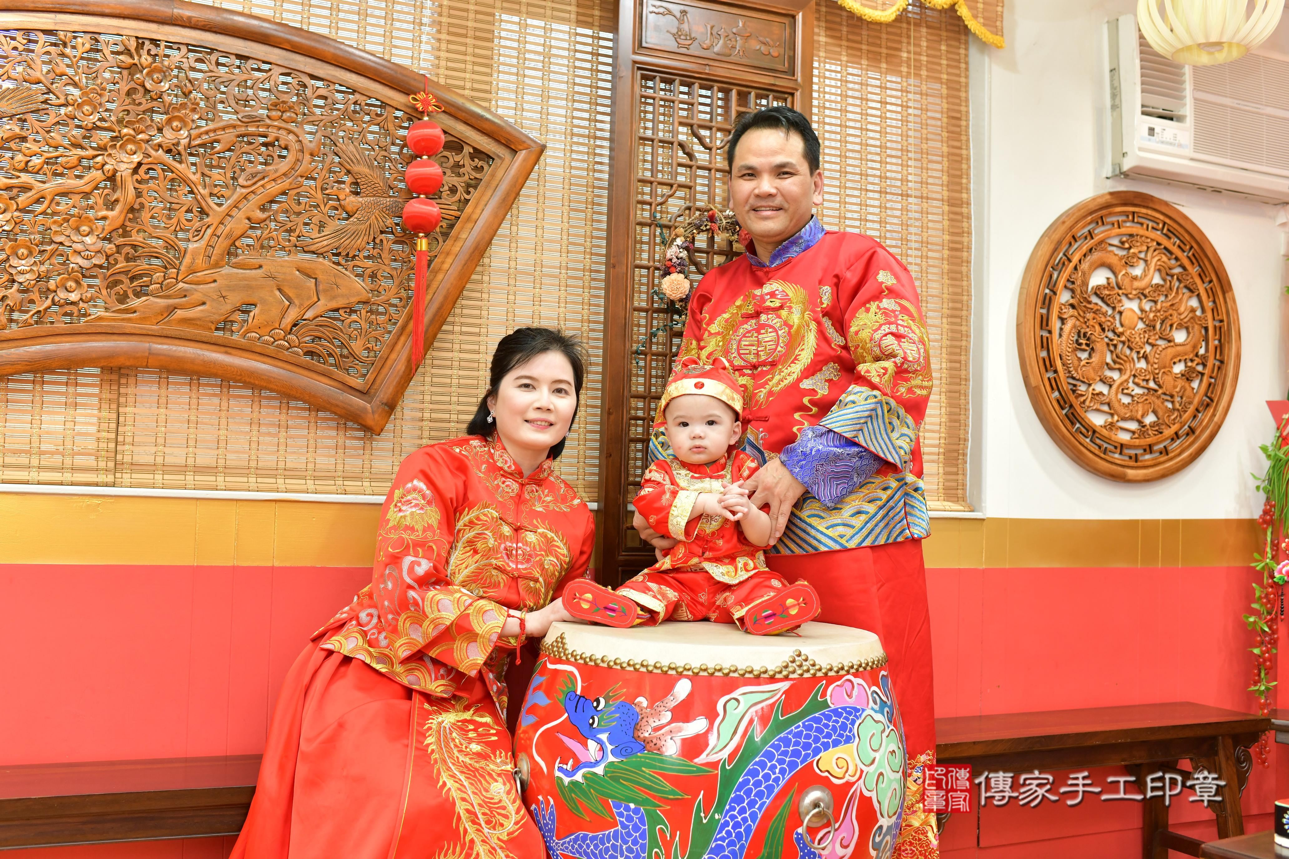 傳家手工印章桃園店、抓周、度脺、中國風會場、傳家嬰兒古禮、吉祥話、抓周道具物品24種、拍照。抓周證書。寶寶抓周、滿周歲、生日快樂、祝福