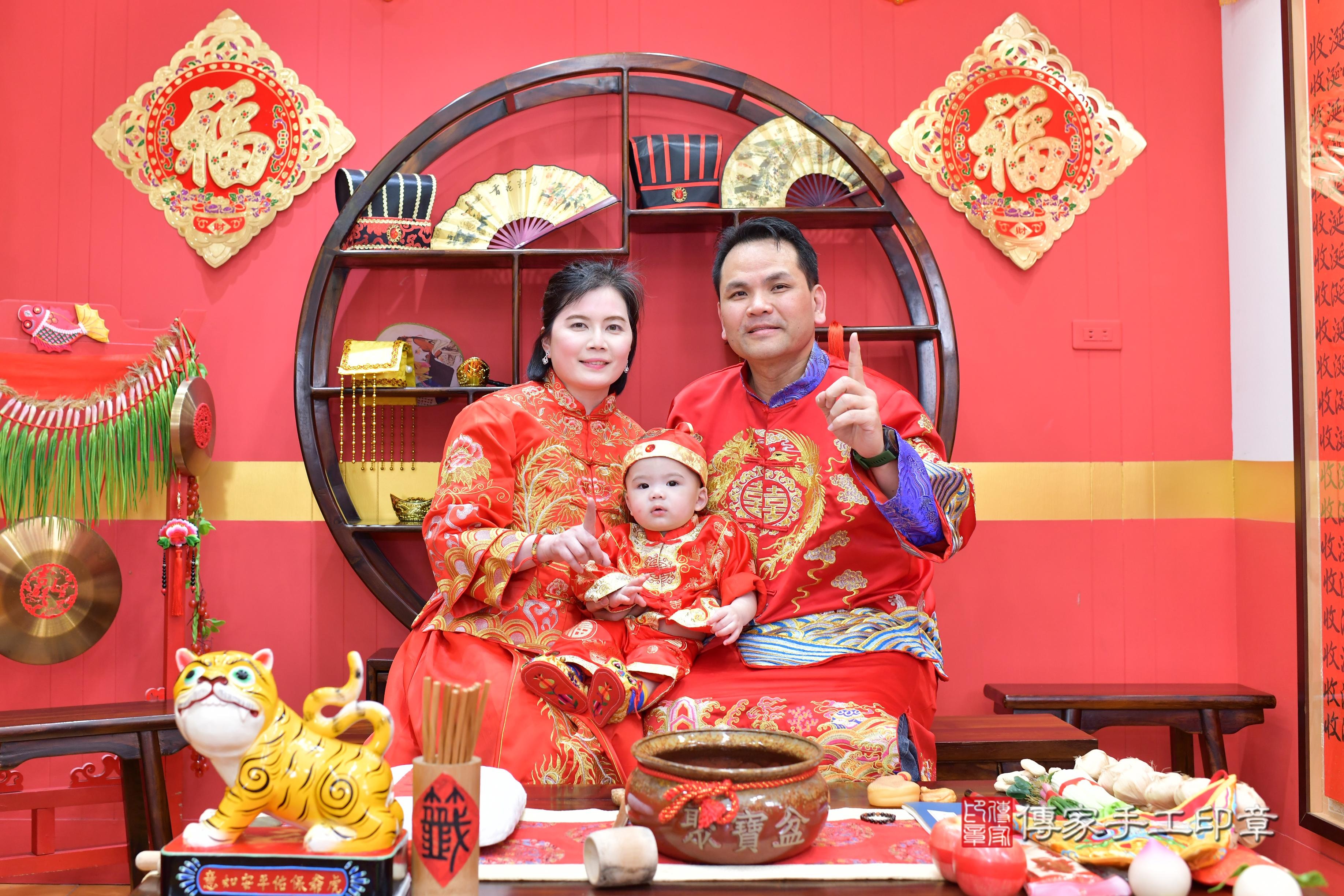 傳家手工印章桃園店、抓周、度脺、中國風會場、傳家嬰兒古禮、吉祥話、抓周道具物品24種、拍照。抓周證書。寶寶抓周、滿周歲、生日快樂、祝福