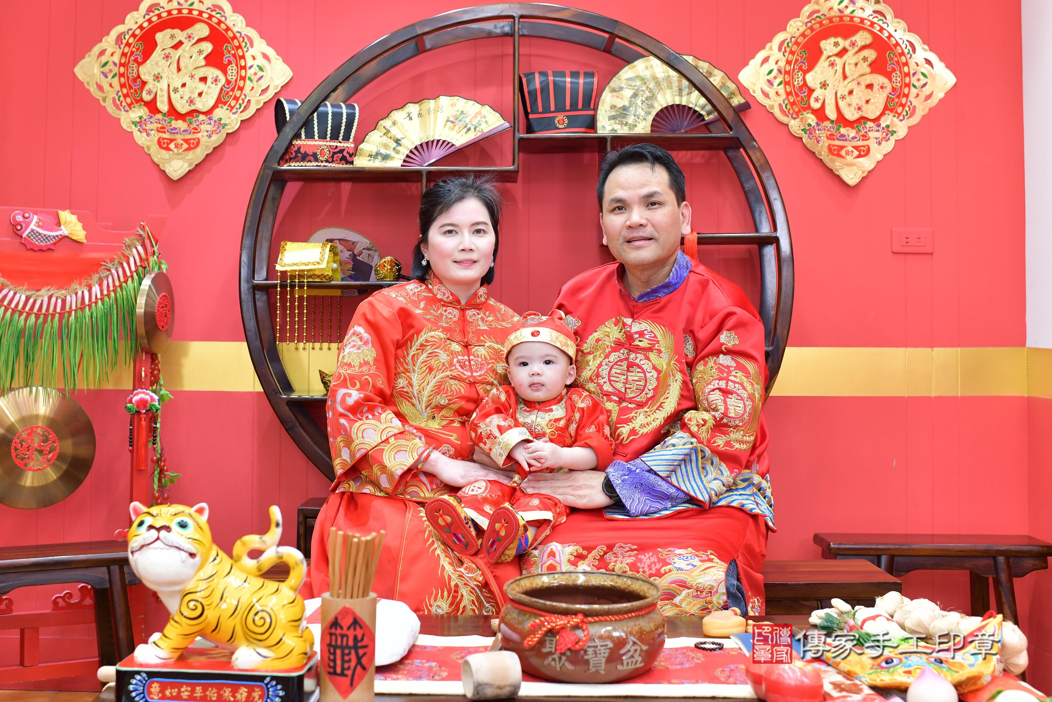 傳家手工印章桃園店、抓周、度脺、中國風會場、傳家嬰兒古禮、吉祥話、抓周道具物品24種、拍照。抓周證書。寶寶抓周、滿周歲、生日快樂、祝福