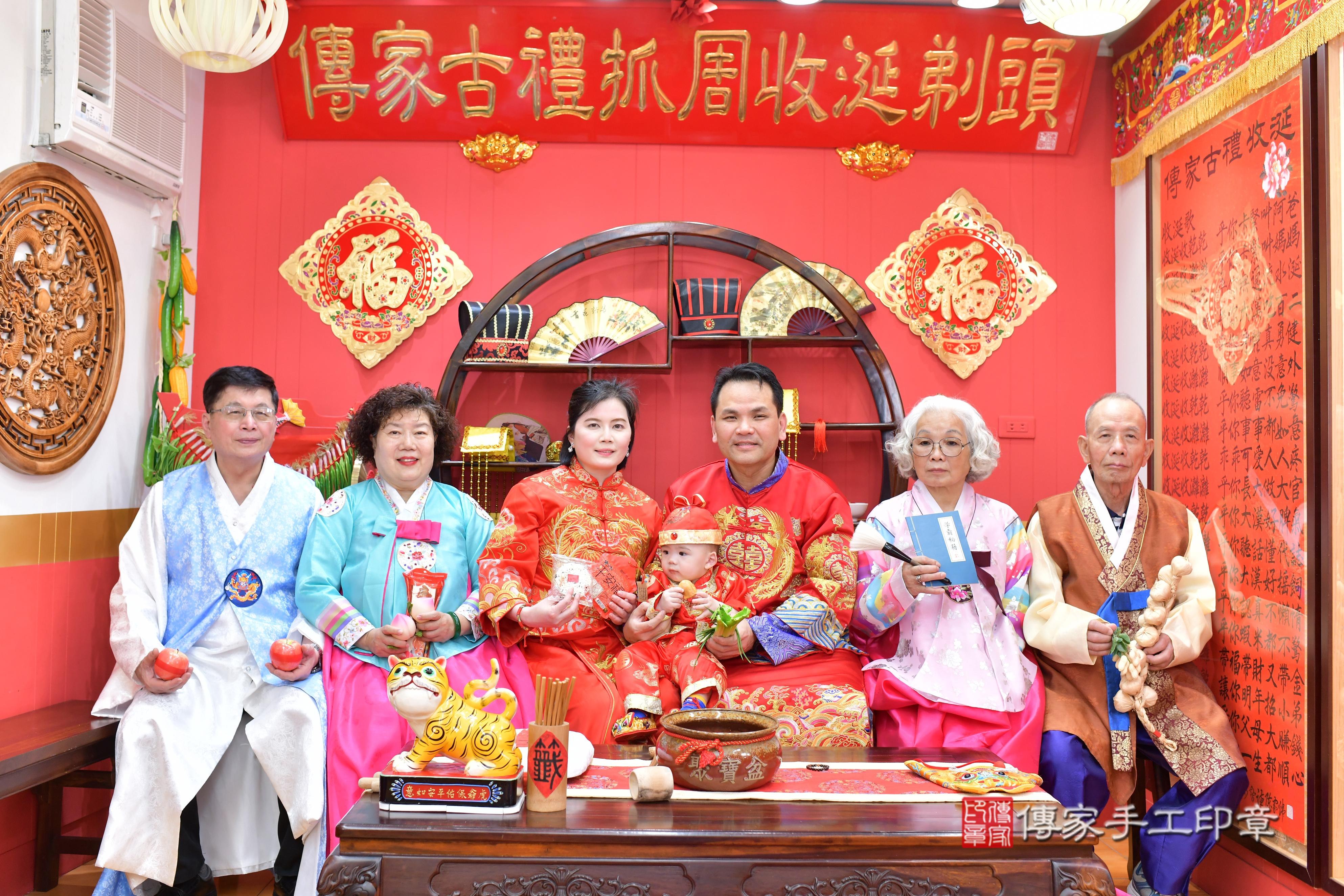 傳家手工印章桃園店、抓周、度脺、中國風會場、傳家嬰兒古禮、吉祥話、抓周道具物品24種、拍照。抓周證書。寶寶抓周、滿周歲、生日快樂、祝福
