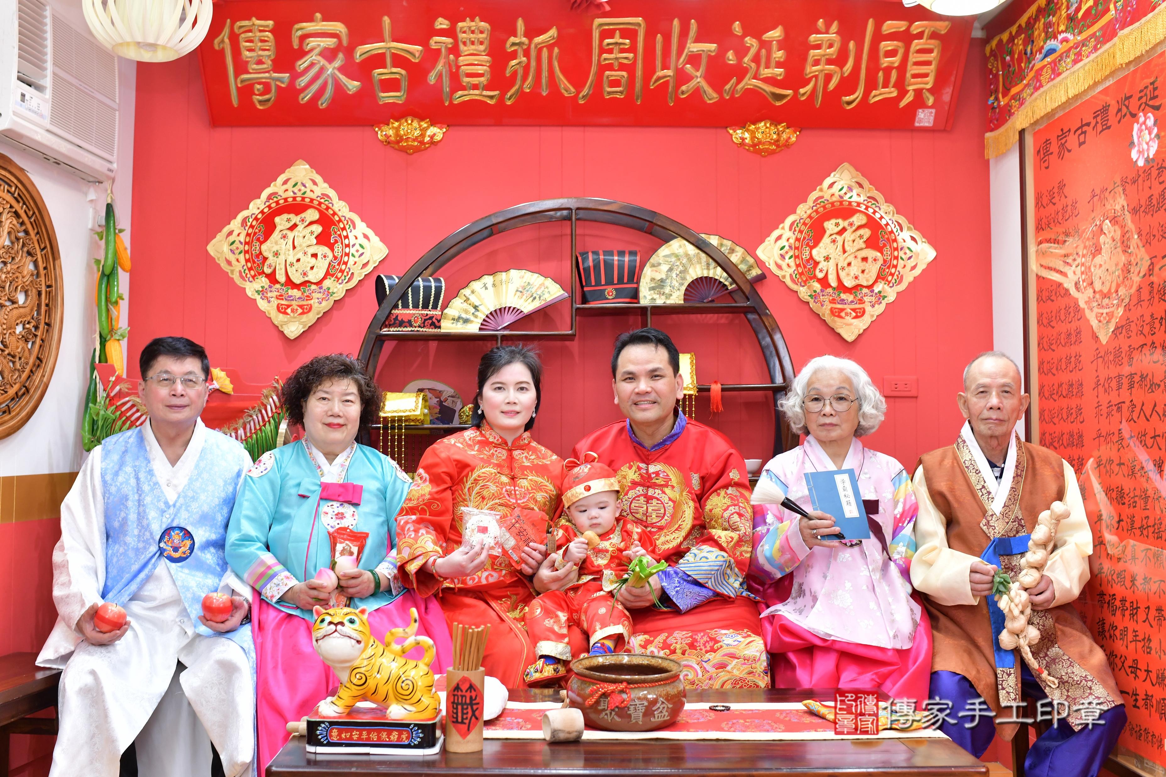 傳家手工印章桃園店、抓周、度脺、中國風會場、傳家嬰兒古禮、吉祥話、抓周道具物品24種、拍照。抓周證書。寶寶抓周、滿周歲、生日快樂、祝福