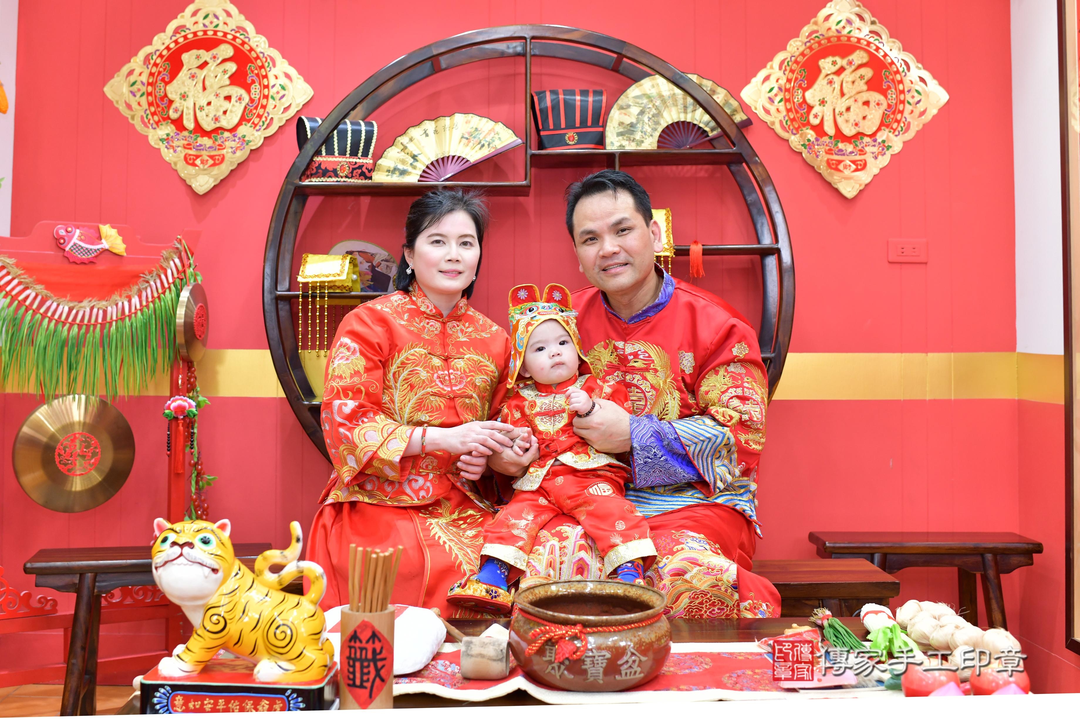 傳家手工印章桃園店、抓周、度脺、中國風會場、傳家嬰兒古禮、吉祥話、抓周道具物品24種、拍照。抓周證書。寶寶抓周、滿周歲、生日快樂、祝福