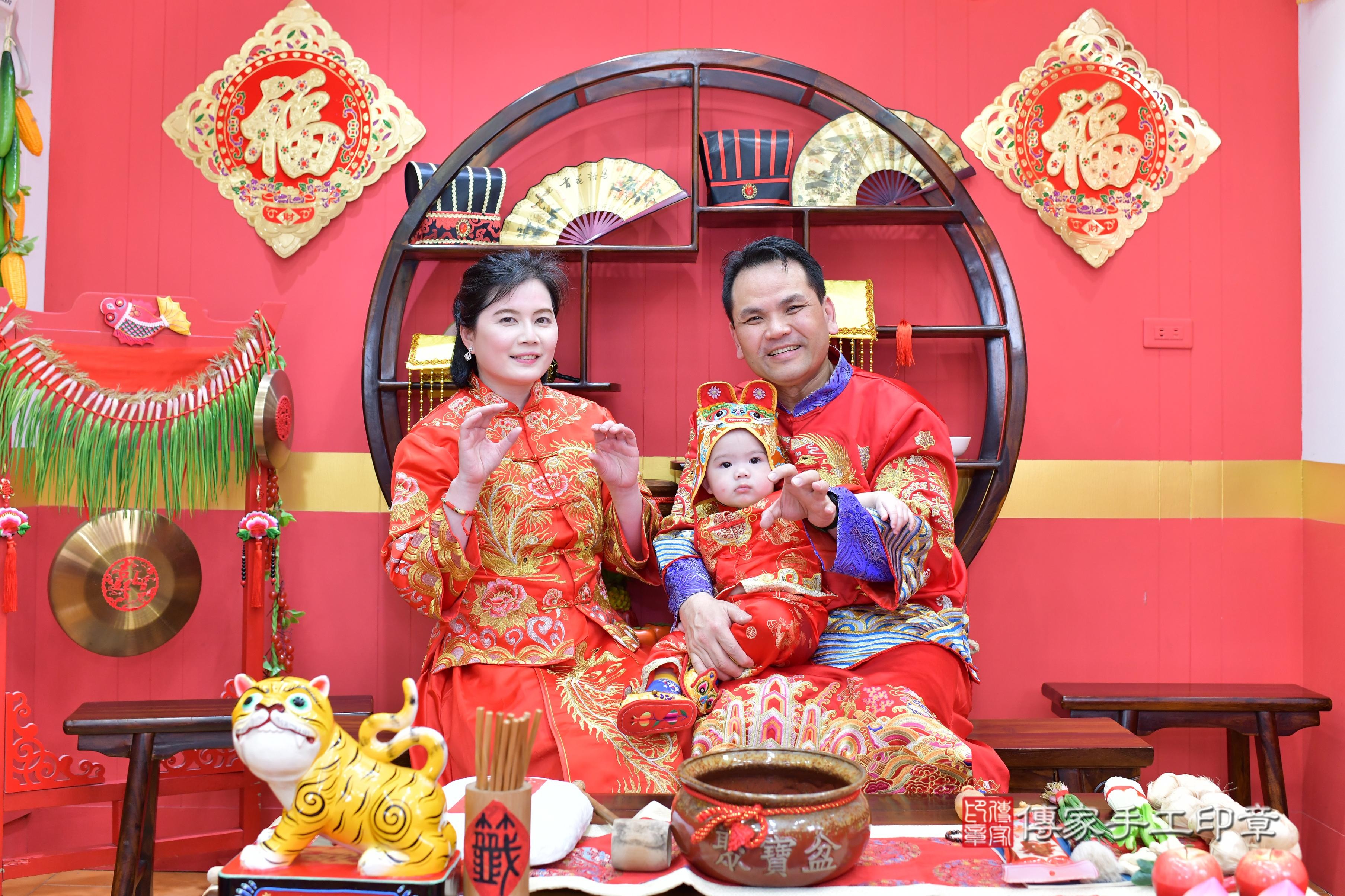 傳家手工印章桃園店、抓周、度脺、中國風會場、傳家嬰兒古禮、吉祥話、抓周道具物品24種、拍照。抓周證書。寶寶抓周、滿周歲、生日快樂、祝福