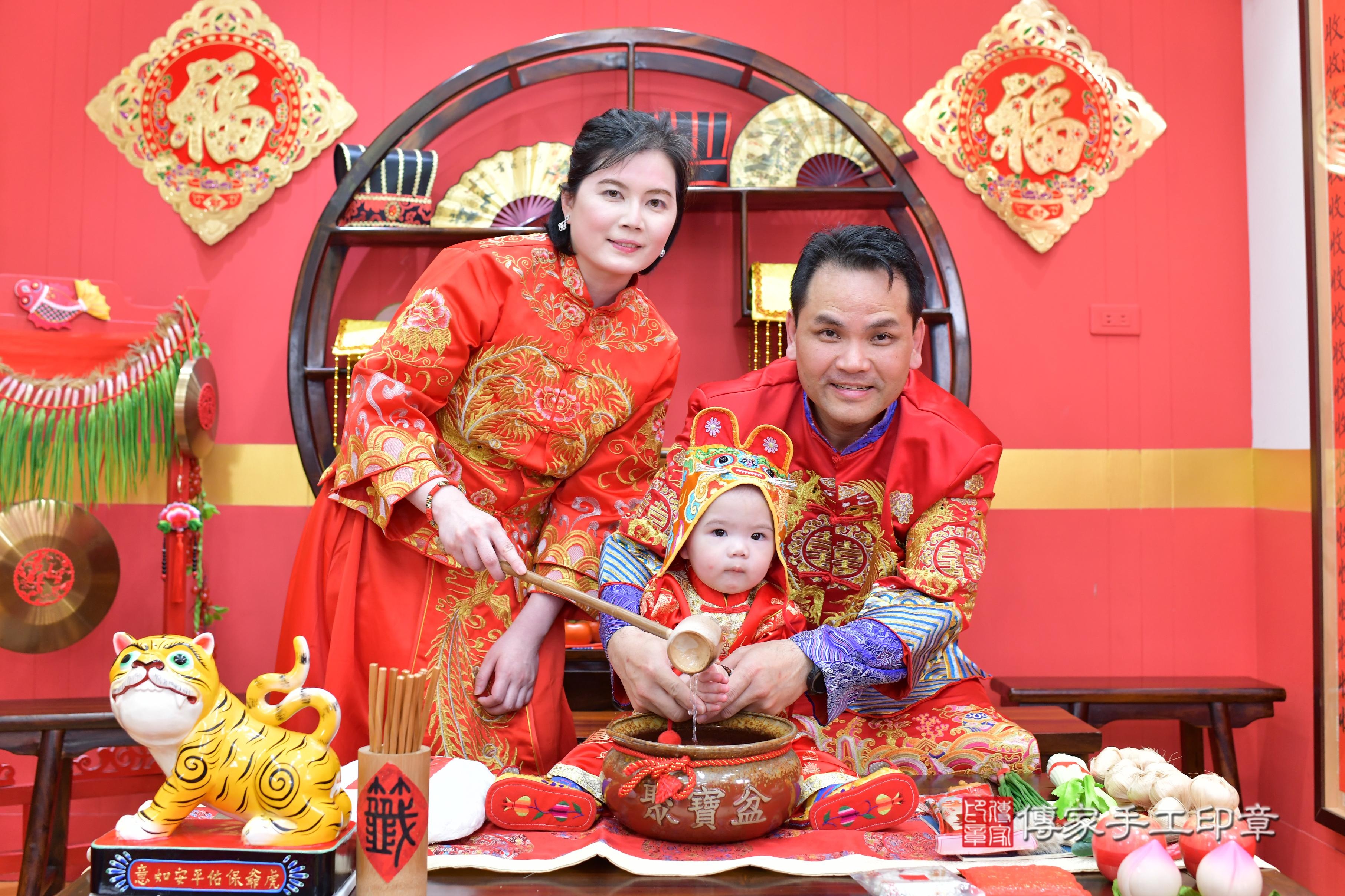 傳家手工印章桃園店、抓周、度脺、中國風會場、傳家嬰兒古禮、吉祥話、抓周道具物品24種、拍照。抓周證書。寶寶抓周、滿周歲、生日快樂、祝福