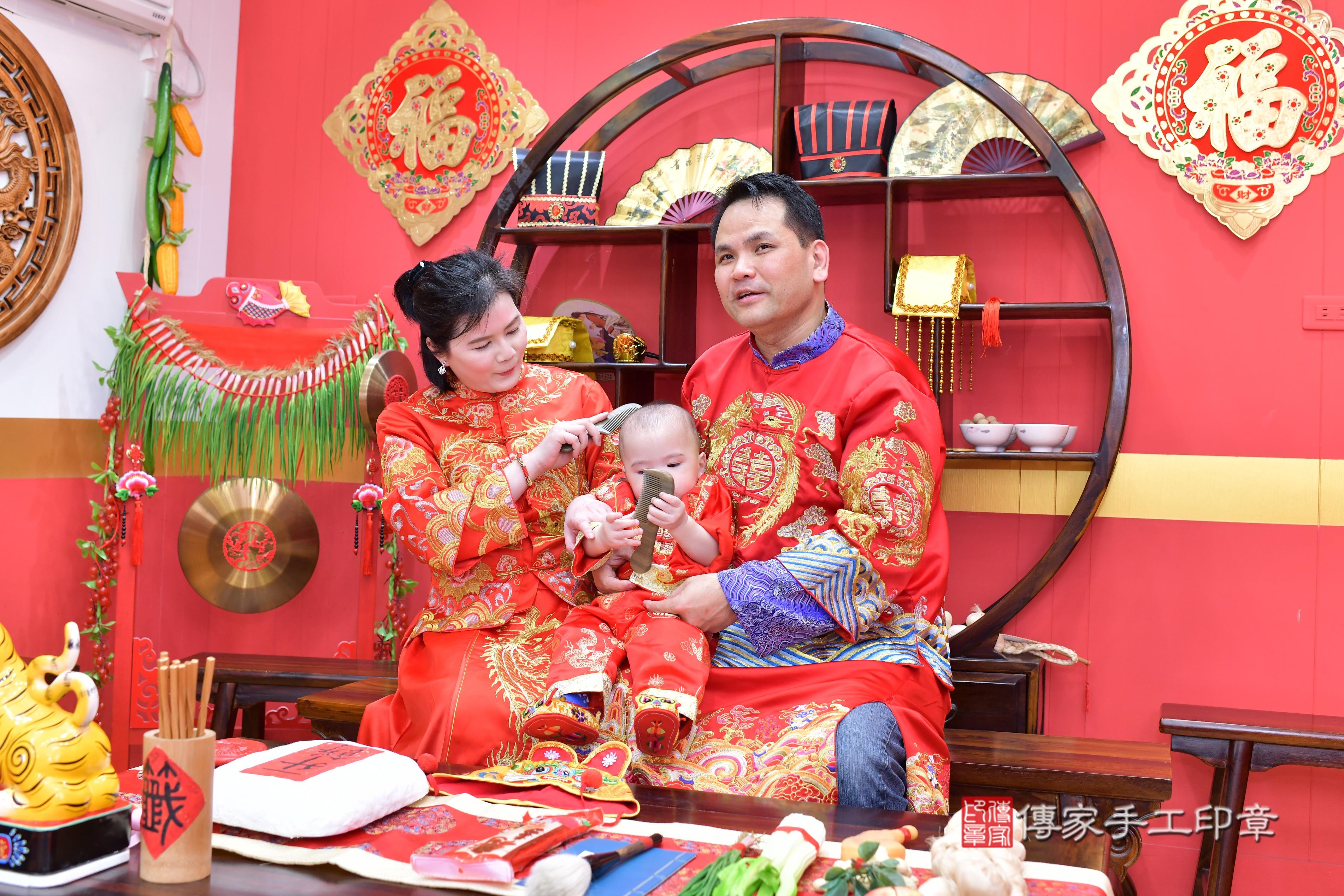 傳家手工印章桃園店、抓周、度脺、中國風會場、傳家嬰兒古禮、吉祥話、抓周道具物品24種、拍照。抓周證書。寶寶抓周、滿周歲、生日快樂、祝福