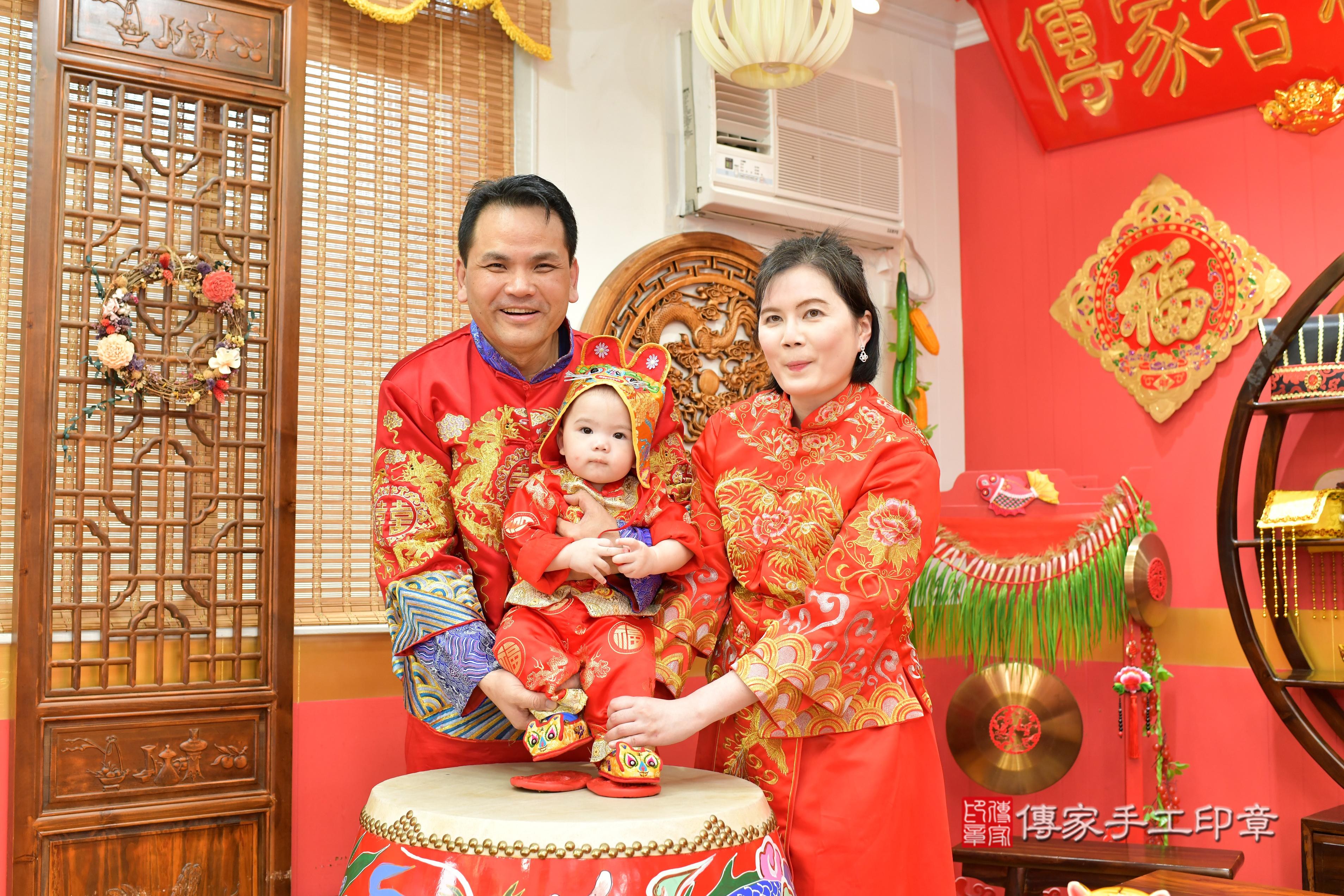 1745224749449285.傳家手工印章桃園店、抓周、度脺、中國風會場、傳家嬰兒古禮、吉祥話、抓周道具物品24種、拍照。抓周證書。寶寶抓周、滿周歲、生日快樂、祝福