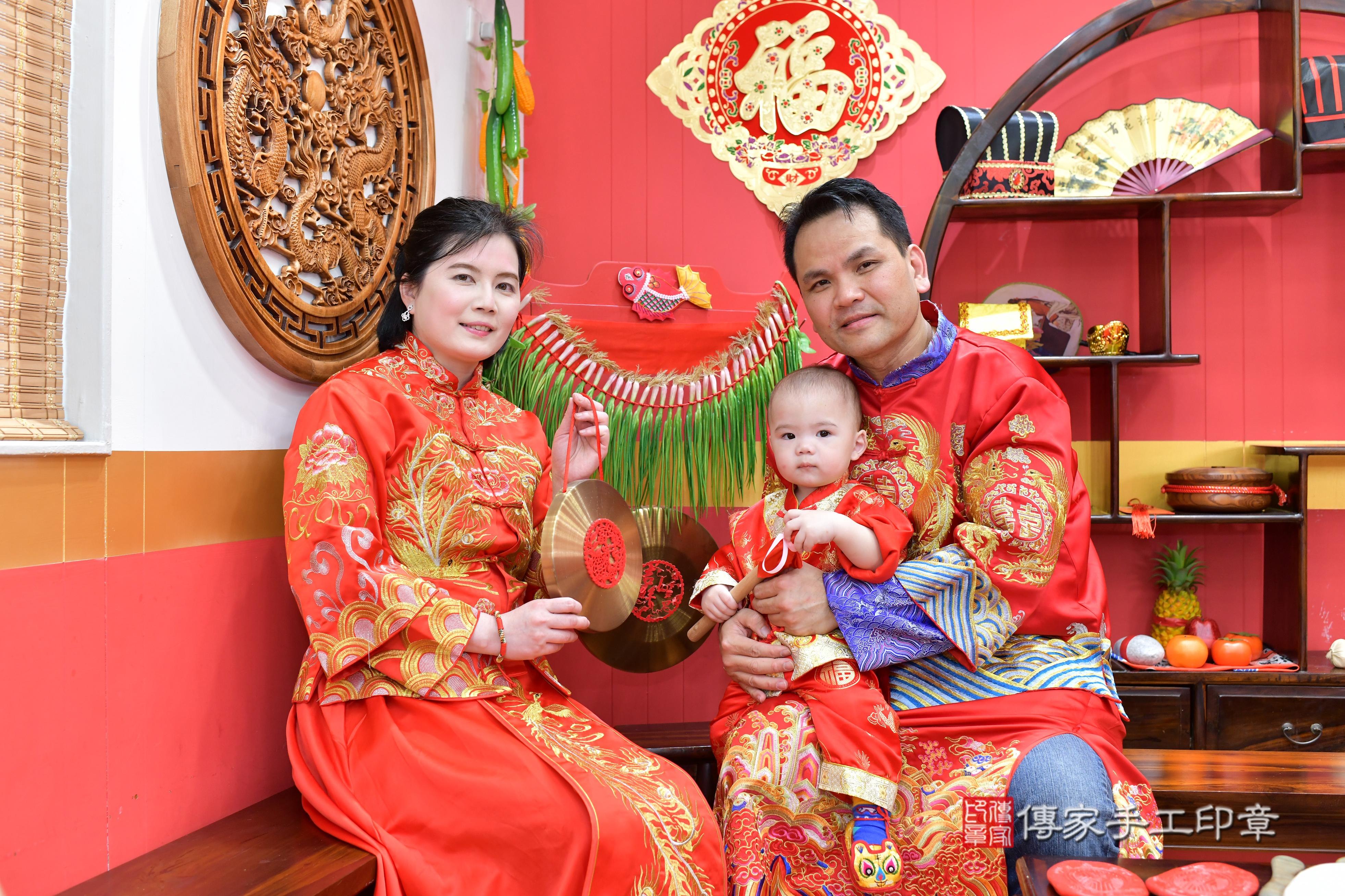 傳家手工印章桃園店、抓周、度脺、中國風會場、傳家嬰兒古禮、吉祥話、抓周道具物品24種、拍照。抓周證書。寶寶抓周、滿周歲、生日快樂、祝福