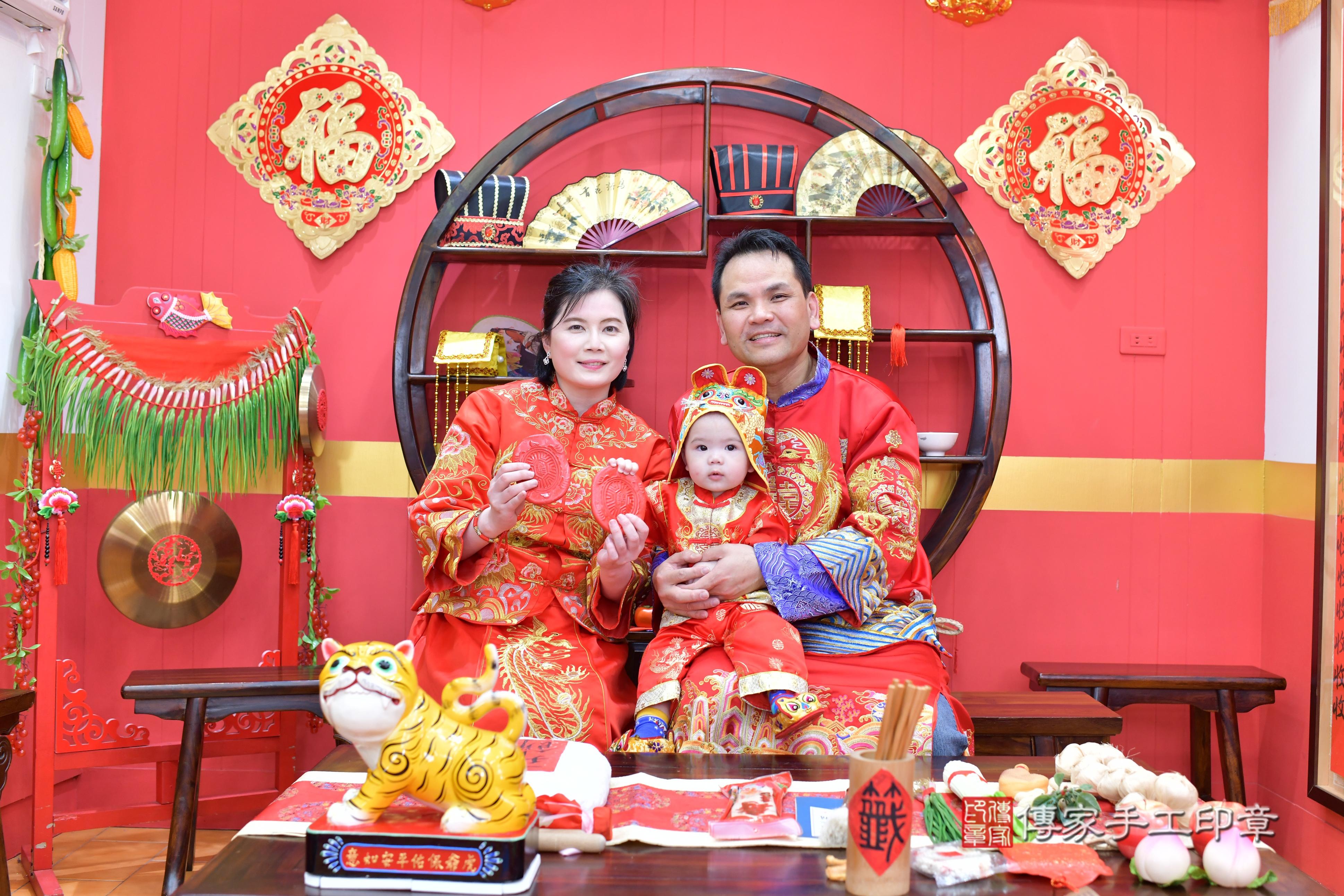 傳家手工印章桃園店、抓周、度脺、中國風會場、傳家嬰兒古禮、吉祥話、抓周道具物品24種、拍照。抓周證書。寶寶抓周、滿周歲、生日快樂、祝福