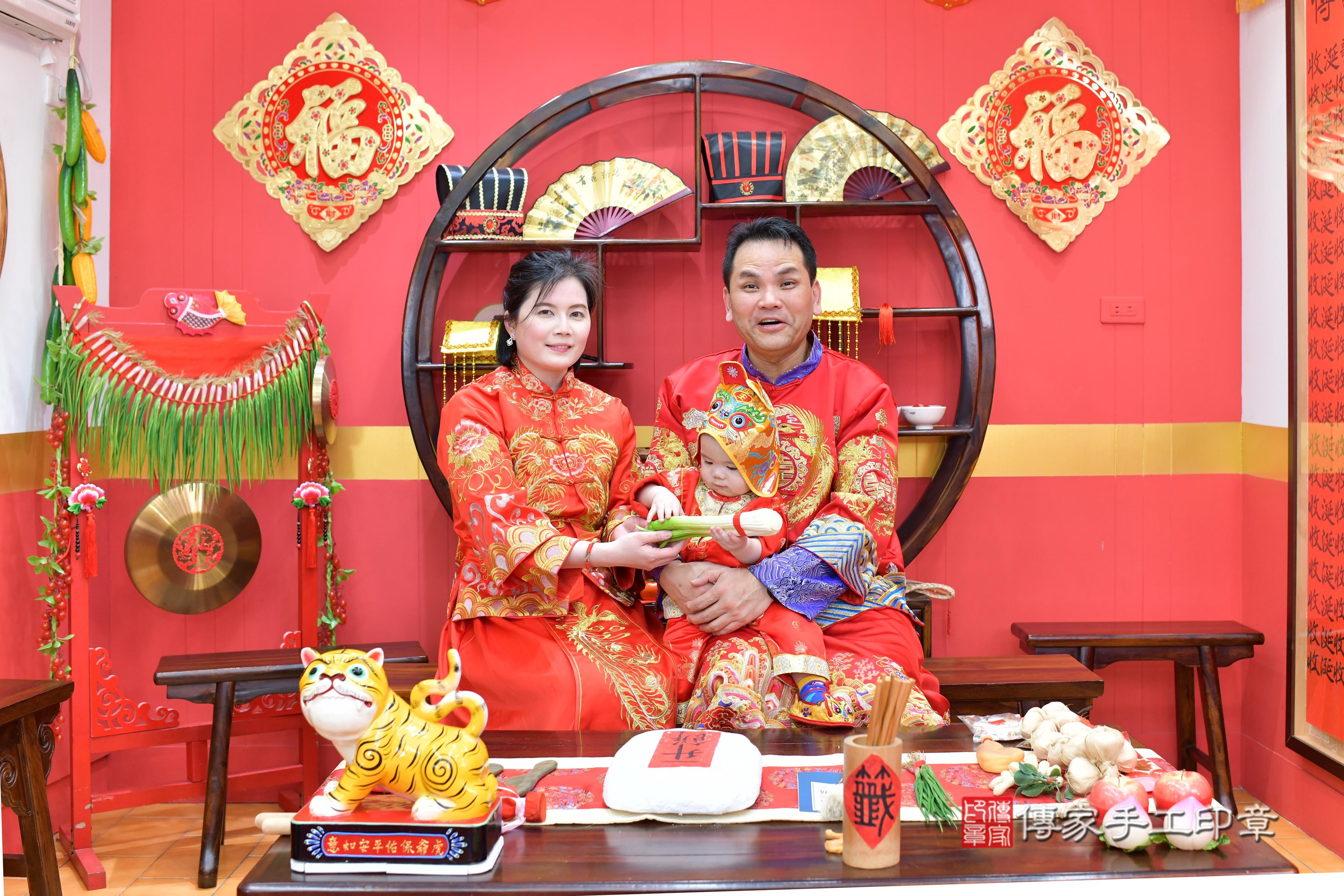 傳家手工印章桃園店、抓周、度脺、中國風會場、傳家嬰兒古禮、吉祥話、抓周道具物品24種、拍照。抓周證書。寶寶抓周、滿周歲、生日快樂、祝福