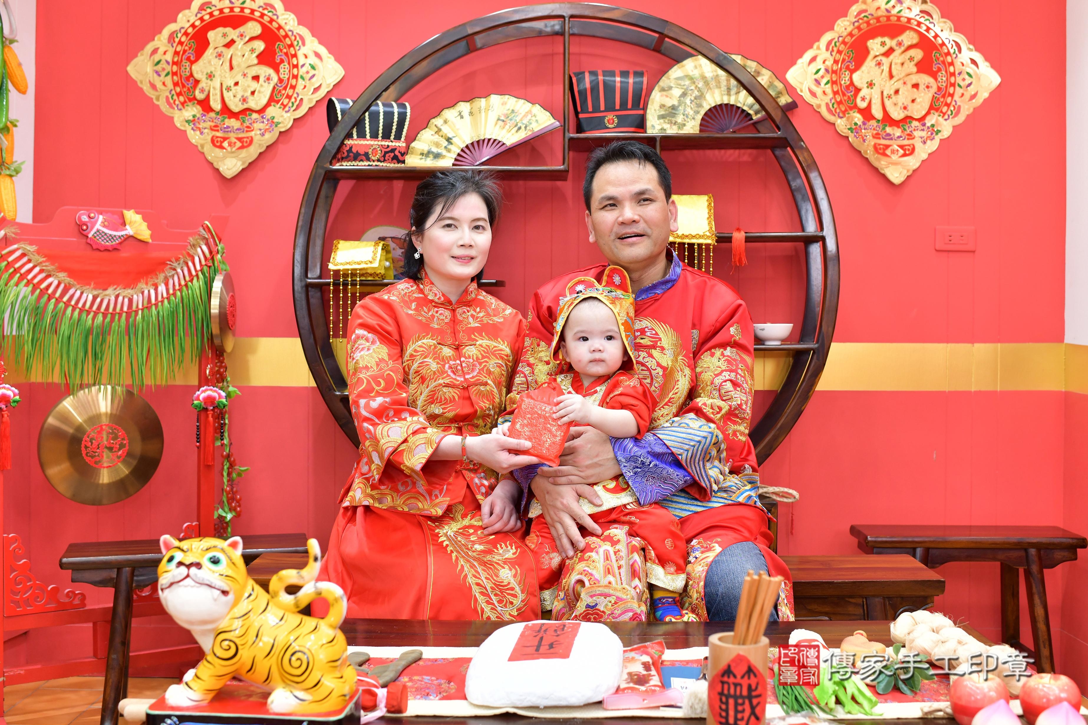 傳家手工印章桃園店、抓周、度脺、中國風會場、傳家嬰兒古禮、吉祥話、抓周道具物品24種、拍照。抓周證書。寶寶抓周、滿周歲、生日快樂、祝福