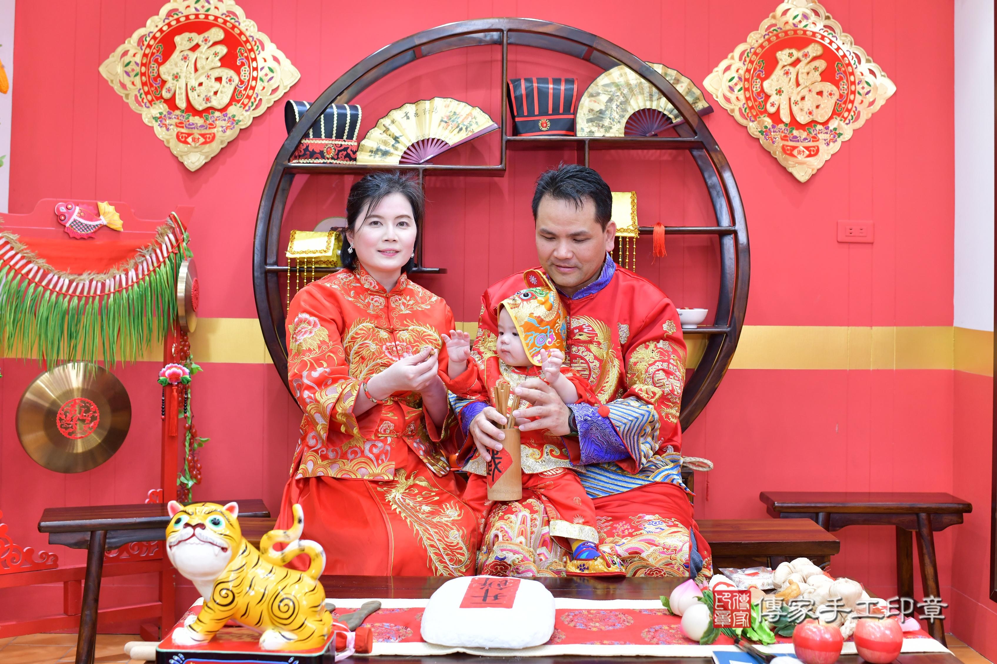傳家手工印章桃園店、抓周、度脺、中國風會場、傳家嬰兒古禮、吉祥話、抓周道具物品24種、拍照。抓周證書。寶寶抓周、滿周歲、生日快樂、祝福