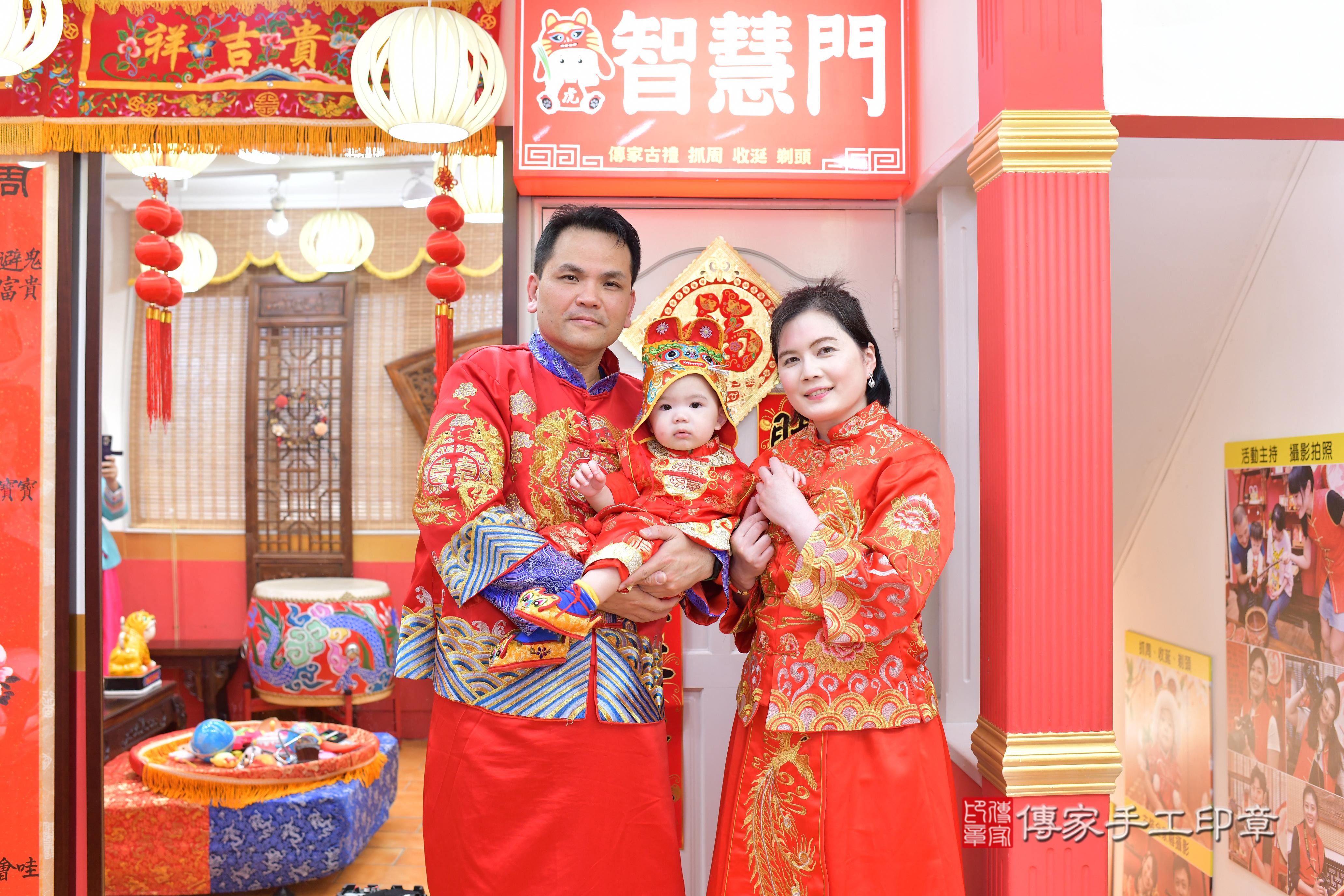 傳家手工印章桃園店、抓周、度脺、中國風會場、傳家嬰兒古禮、吉祥話、抓周道具物品24種、拍照。抓周證書。寶寶抓周、滿周歲、生日快樂、祝福