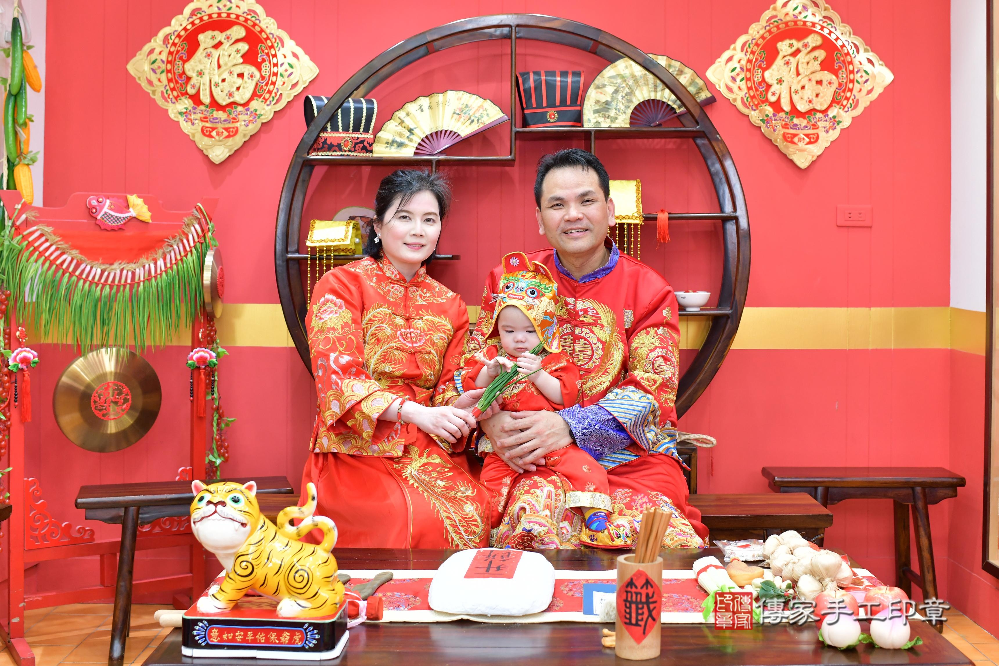 傳家手工印章桃園店、抓周、度脺、中國風會場、傳家嬰兒古禮、吉祥話、抓周道具物品24種、拍照。抓周證書。寶寶抓周、滿周歲、生日快樂、祝福