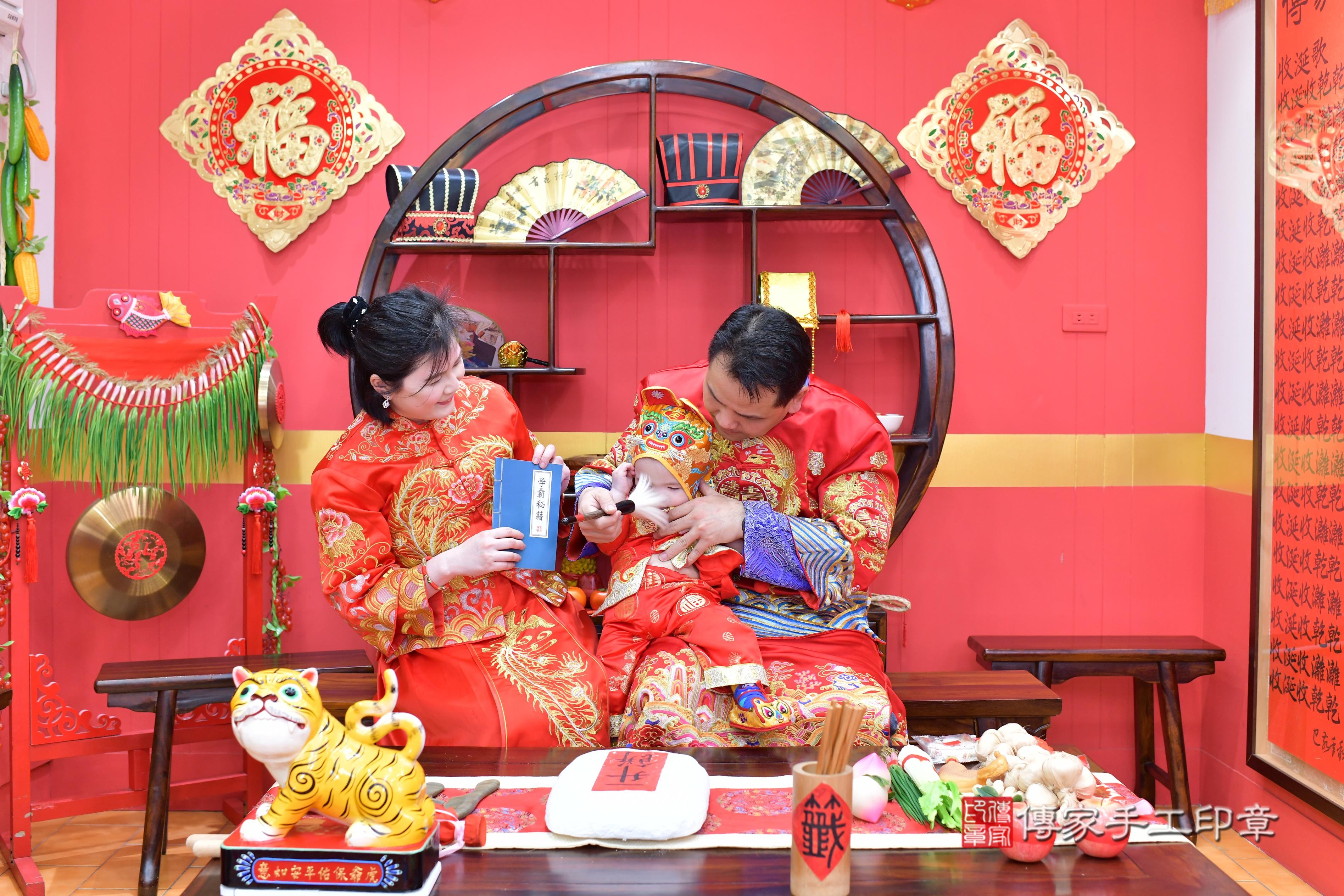 傳家手工印章桃園店、抓周、度脺、中國風會場、傳家嬰兒古禮、吉祥話、抓周道具物品24種、拍照。抓周證書。寶寶抓周、滿周歲、生日快樂、祝福