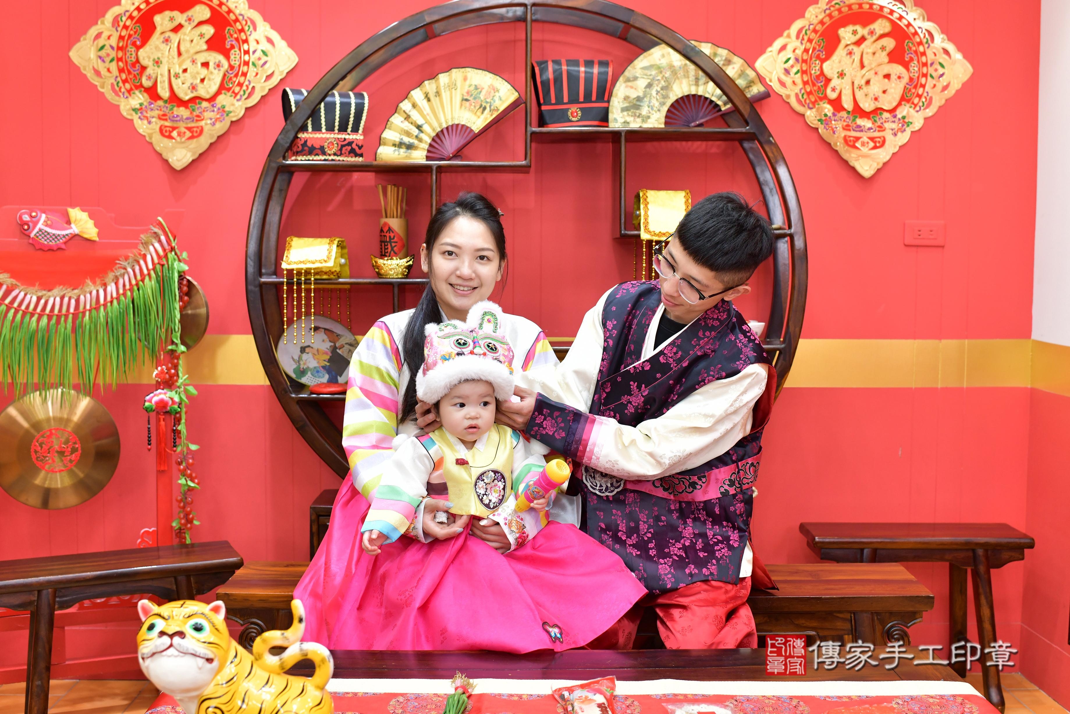 傳家手工印章桃園店、抓周、度脺、中國風會場、傳家嬰兒古禮、吉祥話、抓周道具物品24種、拍照。抓周證書。寶寶抓周、滿周歲、生日快樂、祝福