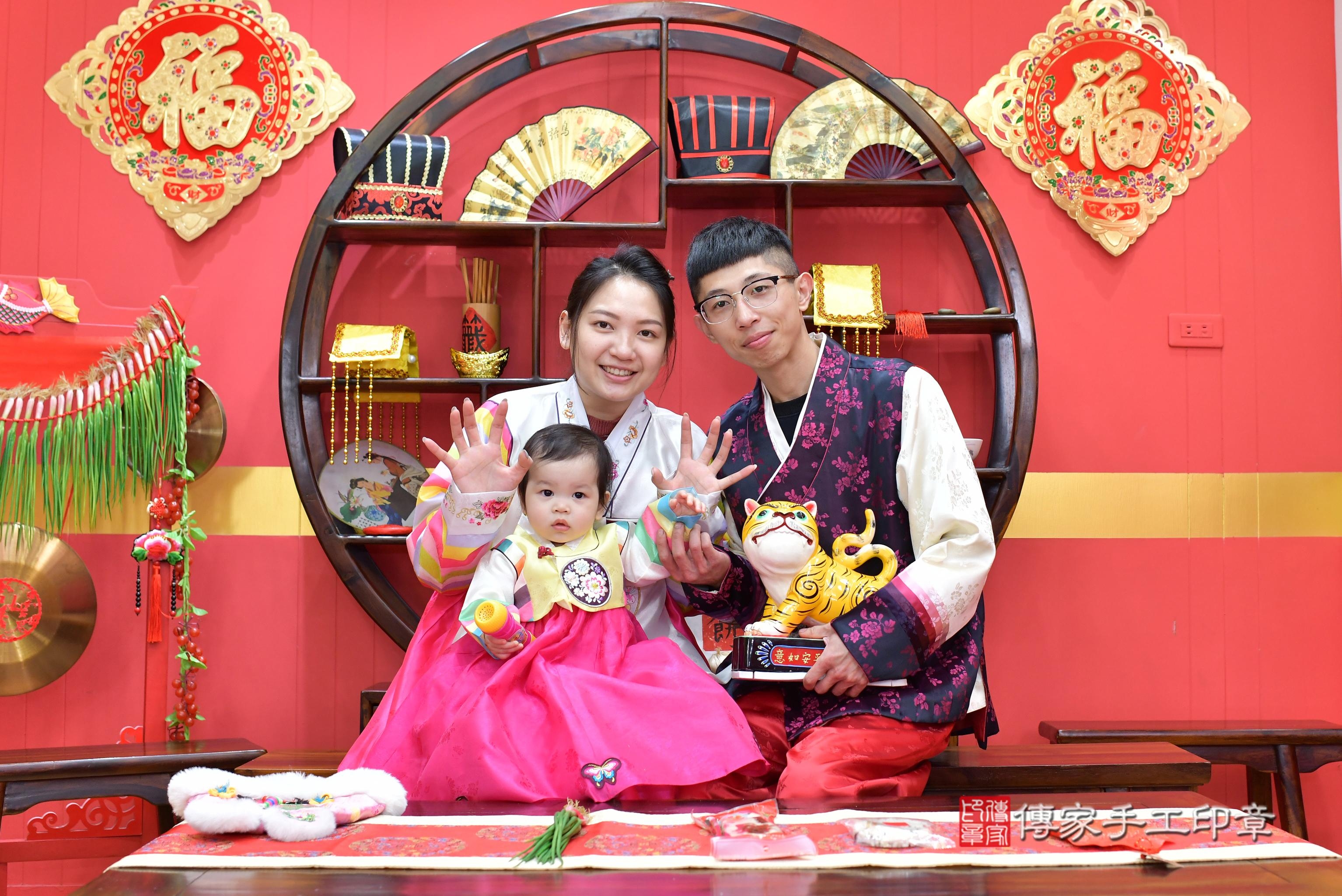 傳家手工印章桃園店、抓周、度脺、中國風會場、傳家嬰兒古禮、吉祥話、抓周道具物品24種、拍照。抓周證書。寶寶抓周、滿周歲、生日快樂、祝福