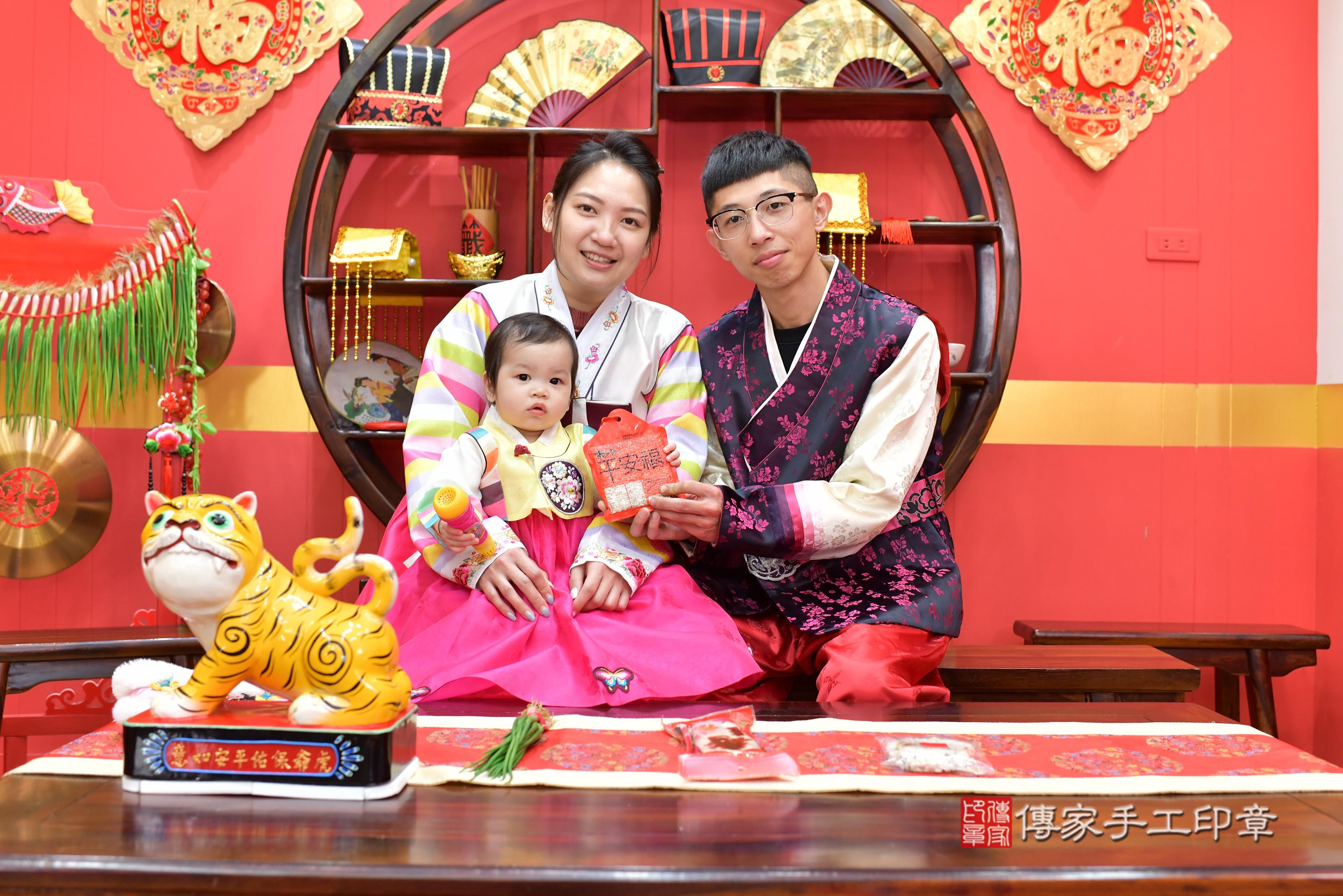 傳家手工印章桃園店、抓周、度脺、中國風會場、傳家嬰兒古禮、吉祥話、抓周道具物品24種、拍照。抓周證書。寶寶抓周、滿周歲、生日快樂、祝福