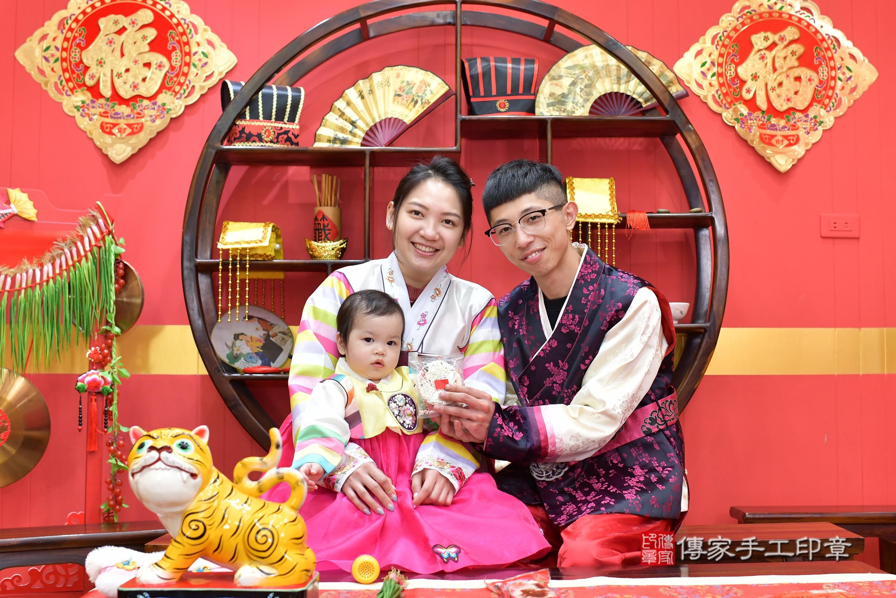傳家手工印章桃園店、抓周、度脺、中國風會場、傳家嬰兒古禮、吉祥話、抓周道具物品24種、拍照。抓周證書。寶寶抓周、滿周歲、生日快樂、祝福