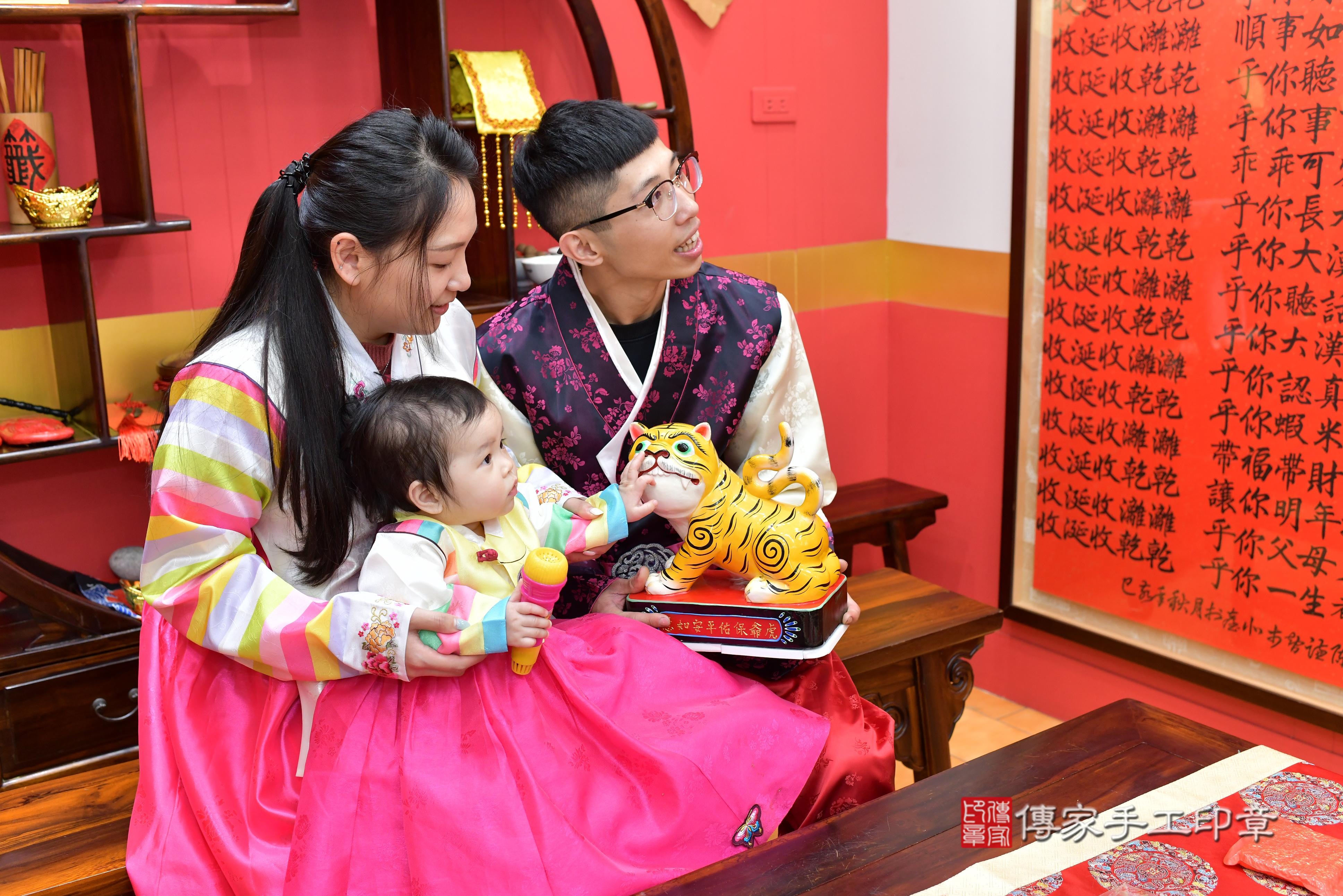 傳家手工印章桃園店、抓周、度脺、中國風會場、傳家嬰兒古禮、吉祥話、抓周道具物品24種、拍照。抓周證書。寶寶抓周、滿周歲、生日快樂、祝福