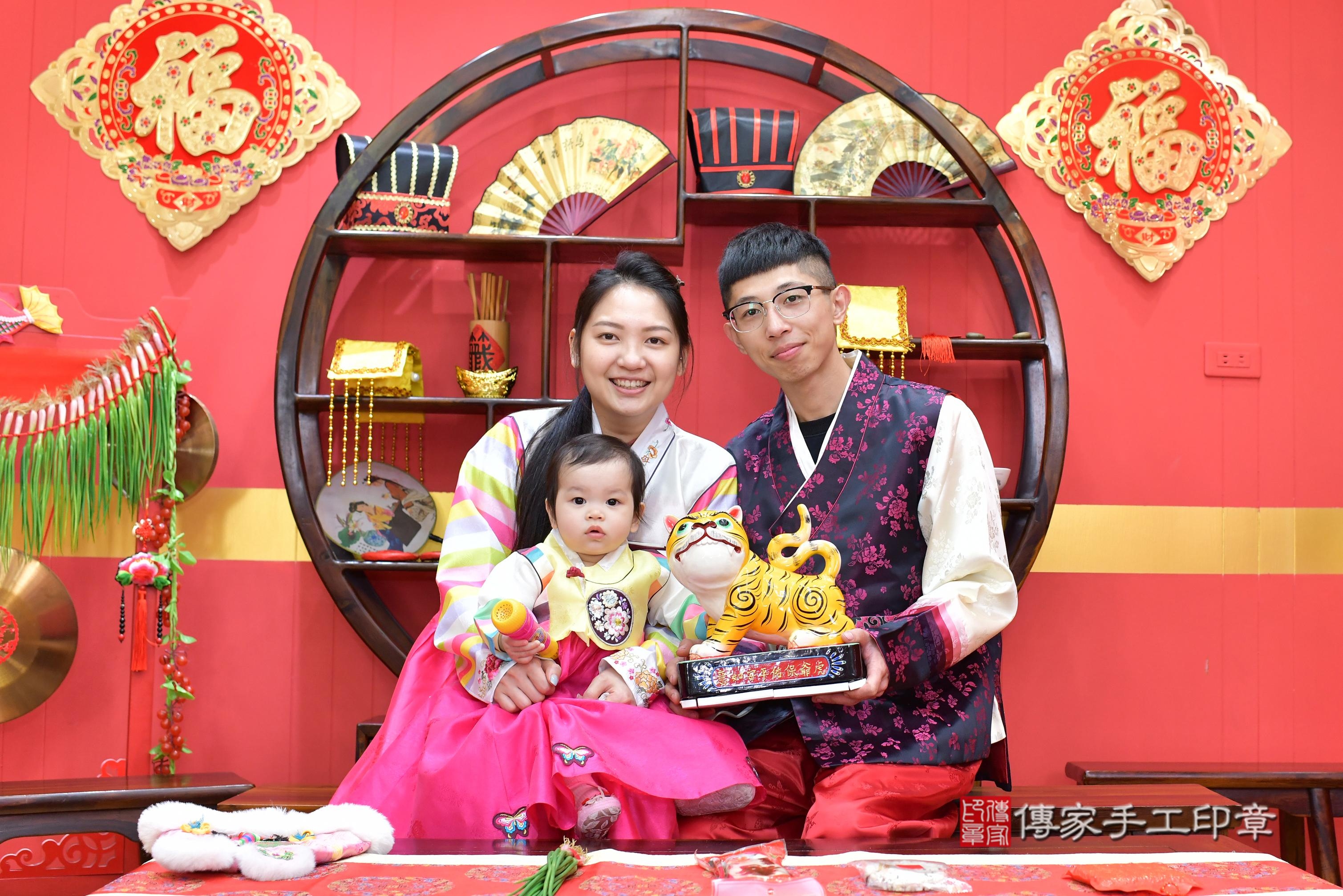 傳家手工印章桃園店、抓周、度脺、中國風會場、傳家嬰兒古禮、吉祥話、抓周道具物品24種、拍照。抓周證書。寶寶抓周、滿周歲、生日快樂、祝福