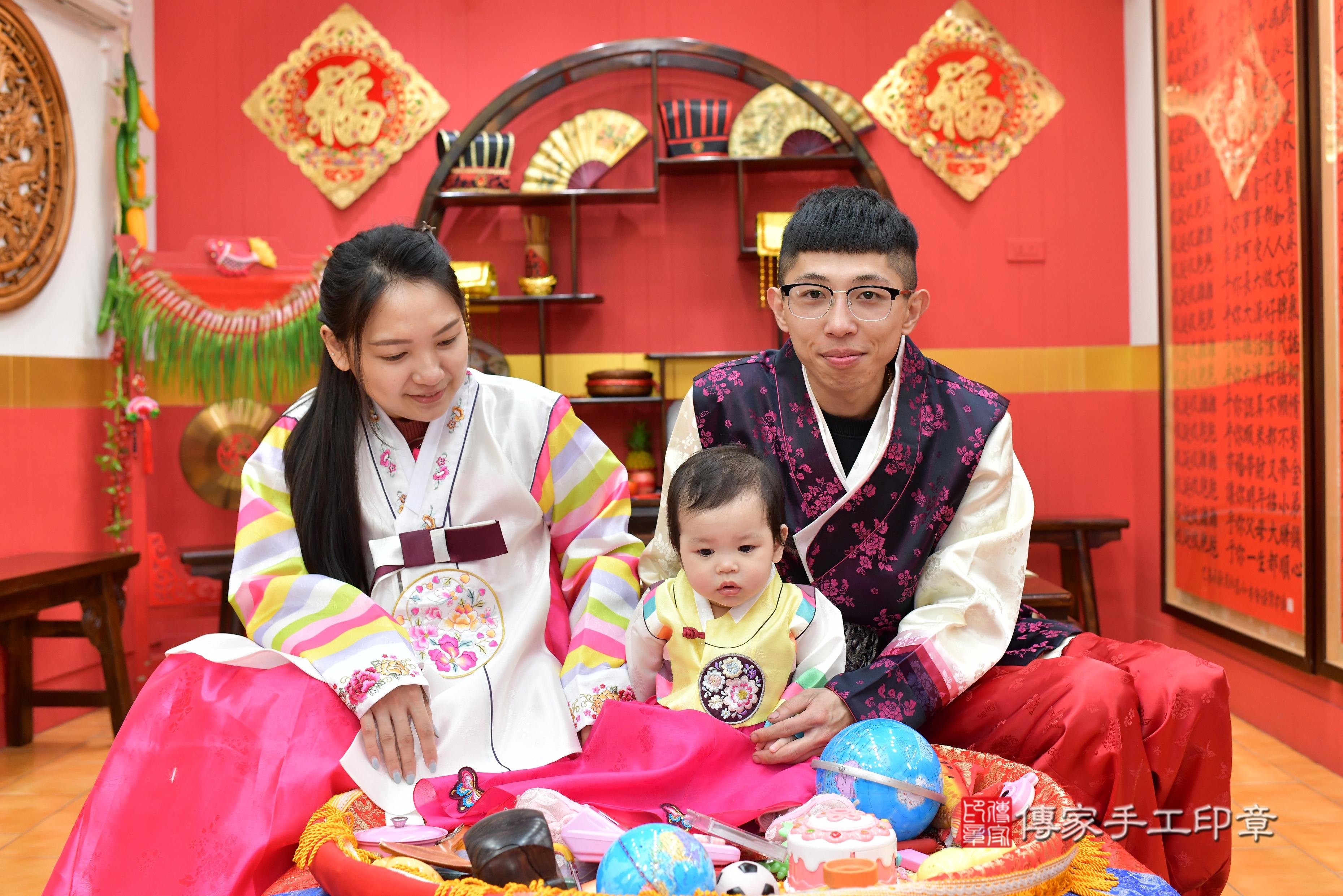 傳家手工印章桃園店、抓周、度脺、中國風會場、傳家嬰兒古禮、吉祥話、抓周道具物品24種、拍照。抓周證書。寶寶抓周、滿周歲、生日快樂、祝福