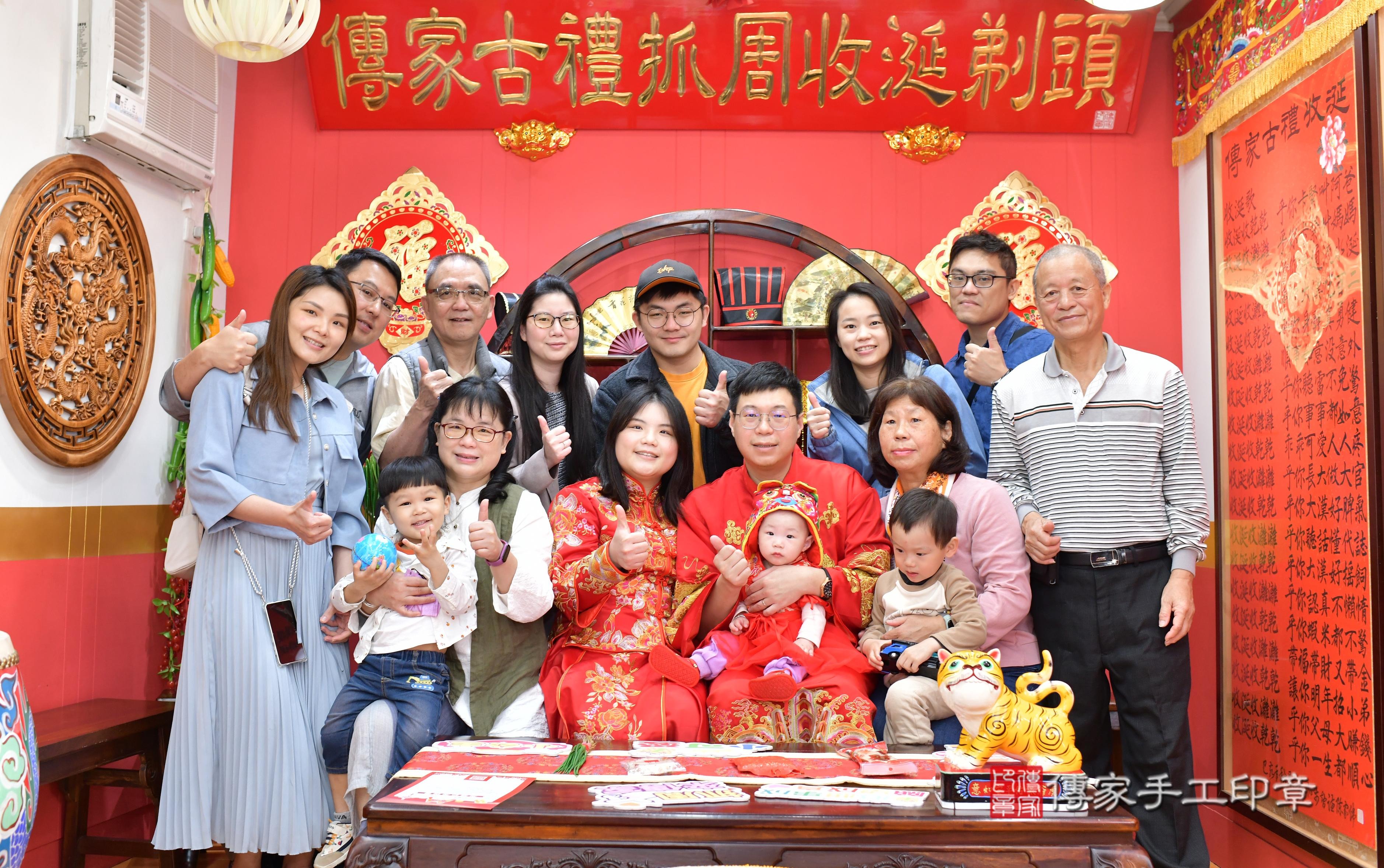 傳家手工印章桃園店、抓周、度脺、中國風會場、傳家嬰兒古禮、吉祥話、抓周道具物品24種、拍照。抓周證書。寶寶抓周、滿周歲、生日快樂、祝福