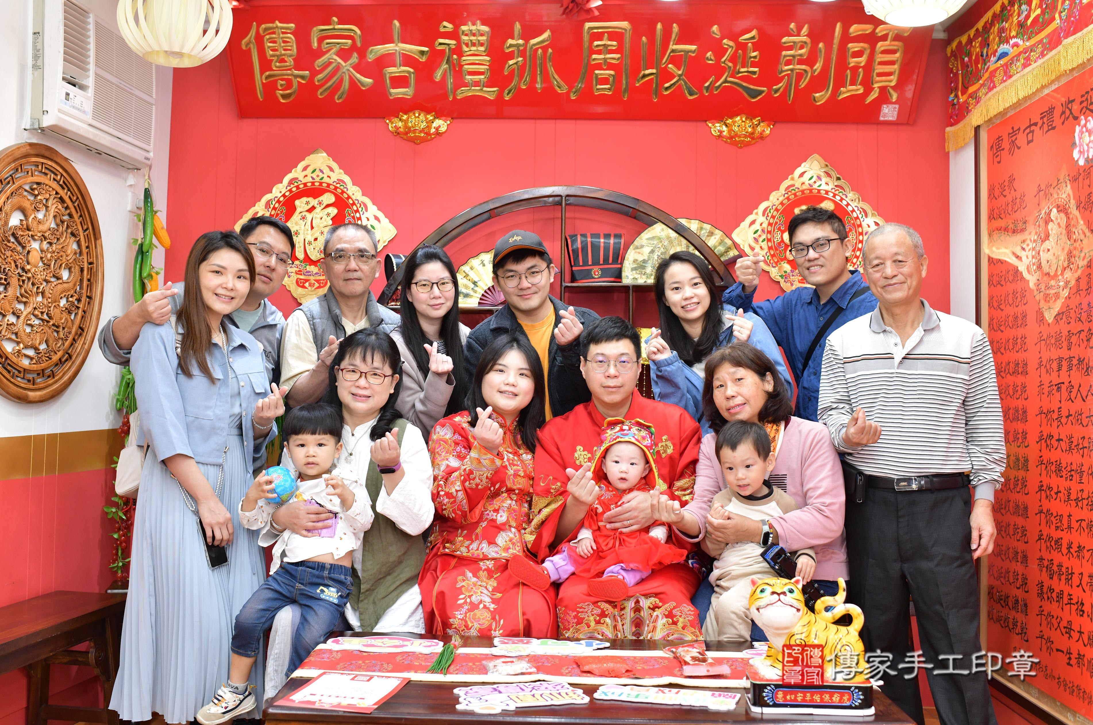 傳家手工印章桃園店、抓周、度脺、中國風會場、傳家嬰兒古禮、吉祥話、抓周道具物品24種、拍照。抓周證書。寶寶抓周、滿周歲、生日快樂、祝福