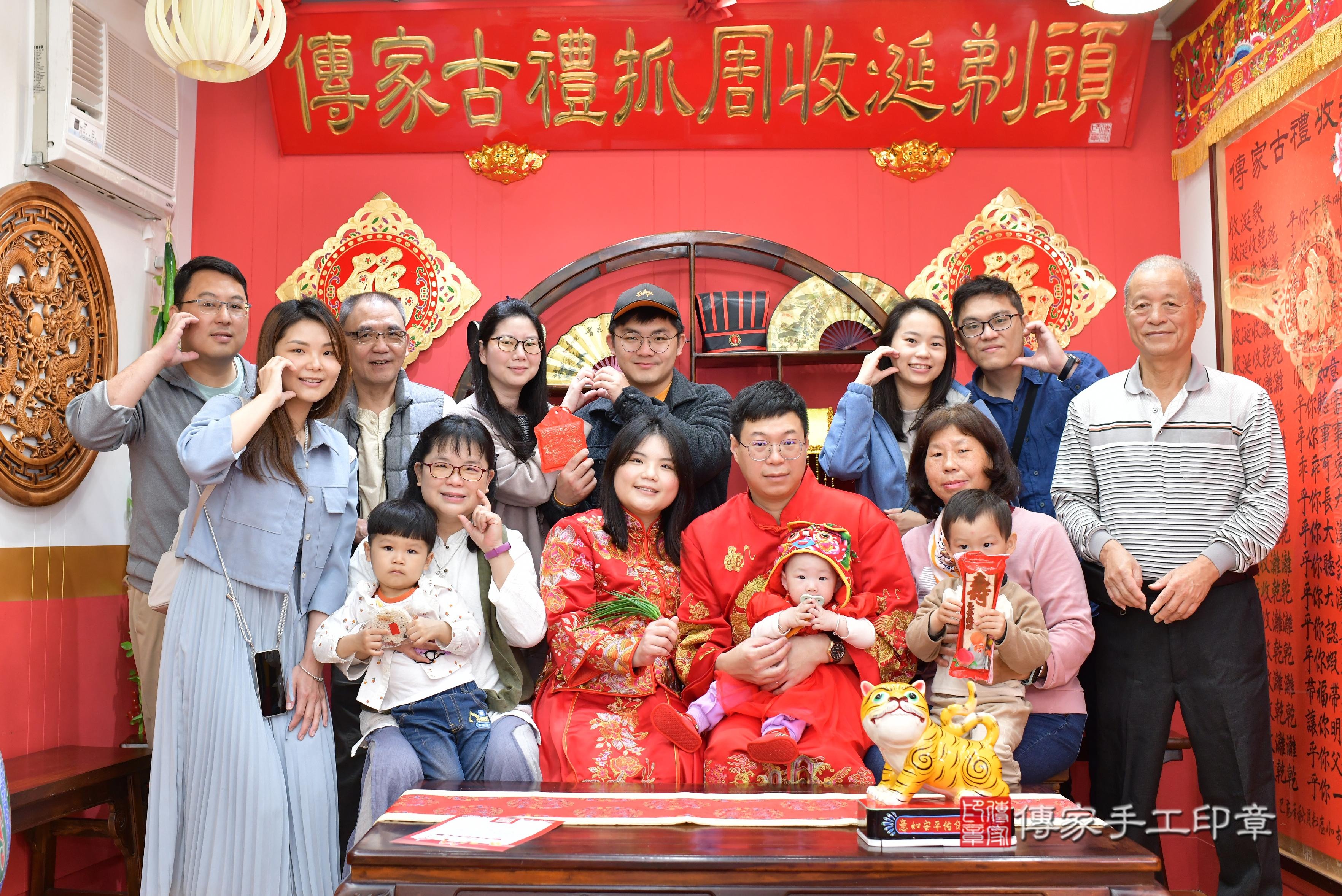 傳家手工印章桃園店、抓周、度脺、中國風會場、傳家嬰兒古禮、吉祥話、抓周道具物品24種、拍照。抓周證書。寶寶抓周、滿周歲、生日快樂、祝福