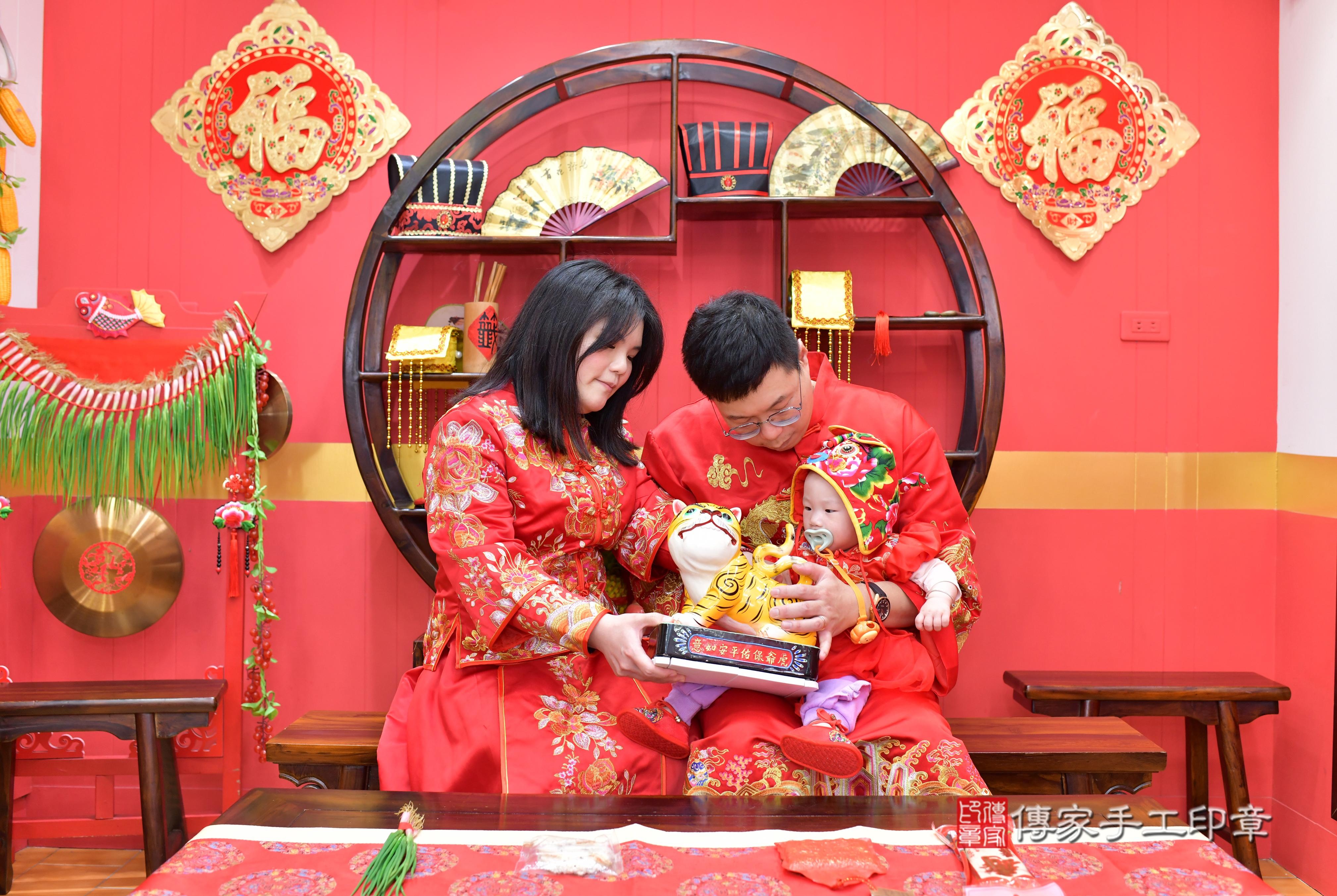 傳家手工印章桃園店、抓周、度脺、中國風會場、傳家嬰兒古禮、吉祥話、抓周道具物品24種、拍照。抓周證書。寶寶抓周、滿周歲、生日快樂、祝福