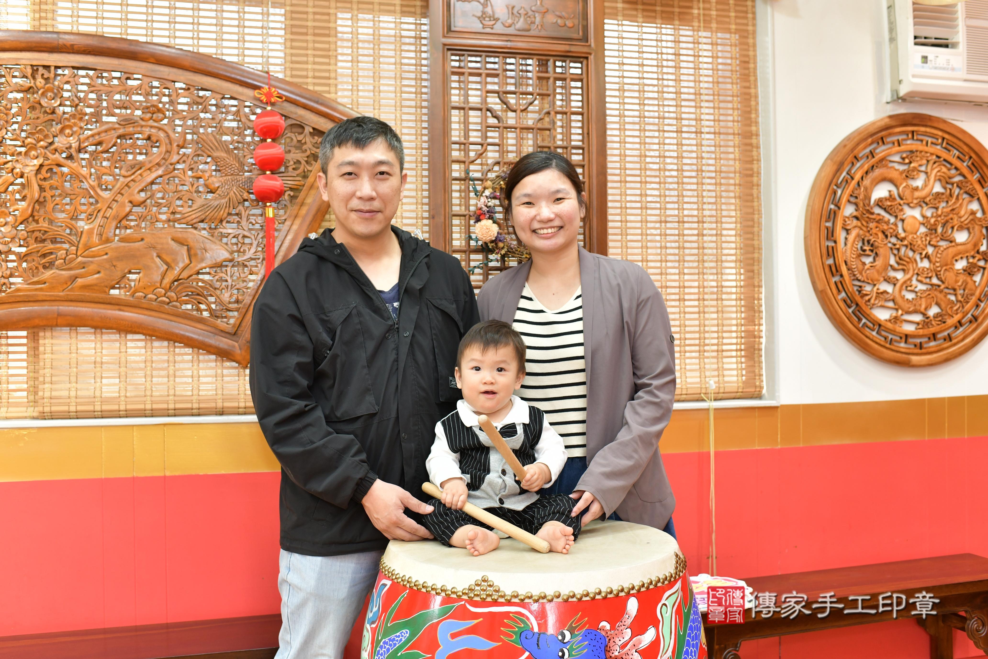 傳家手工印章桃園店、抓周、度脺、中國風會場、傳家嬰兒古禮、吉祥話、抓周道具物品24種、拍照。抓周證書。寶寶抓周、滿周歲、生日快樂、祝福