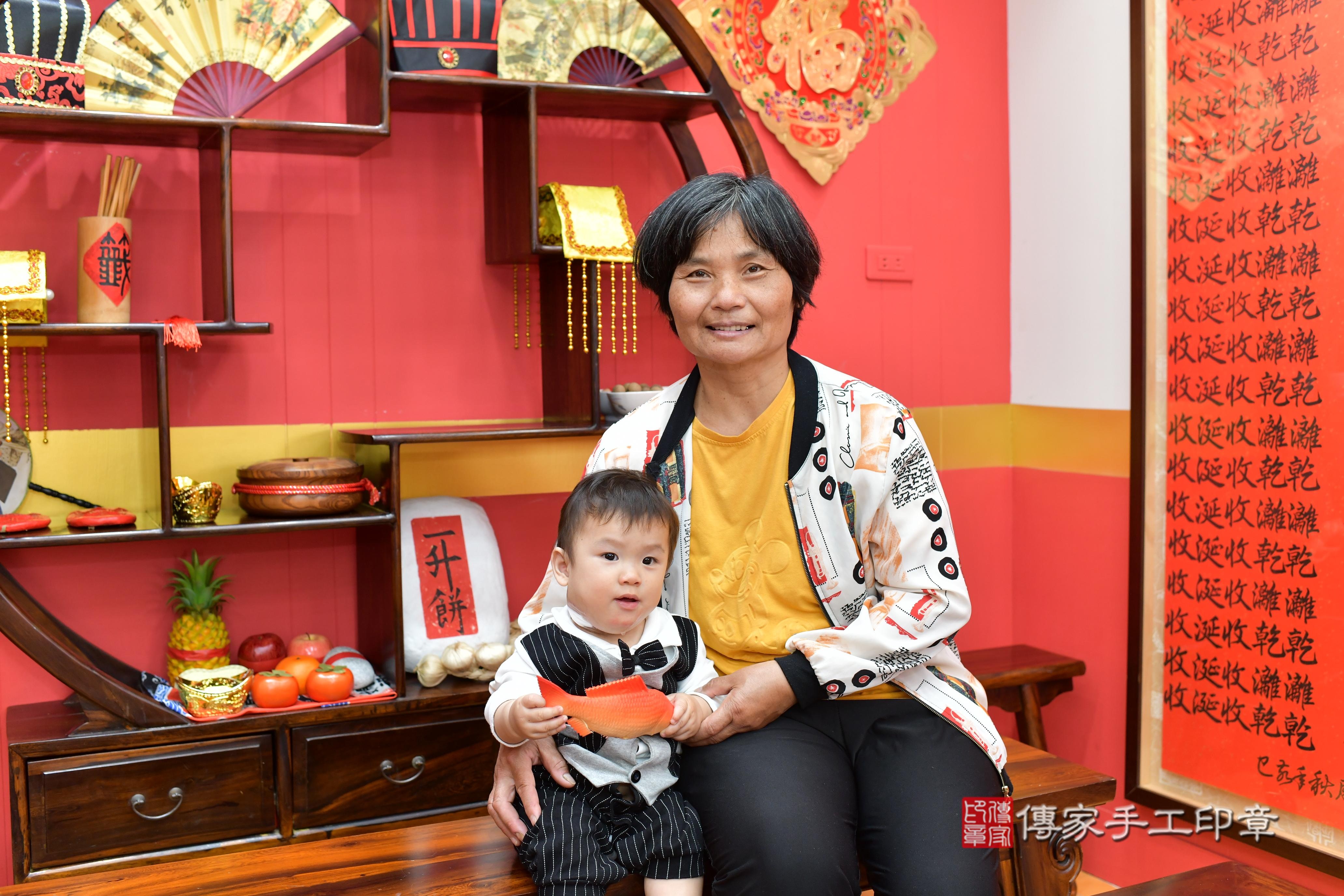 傳家手工印章桃園店、抓周、度脺、中國風會場、傳家嬰兒古禮、吉祥話、抓周道具物品24種、拍照。抓周證書。寶寶抓周、滿周歲、生日快樂、祝福