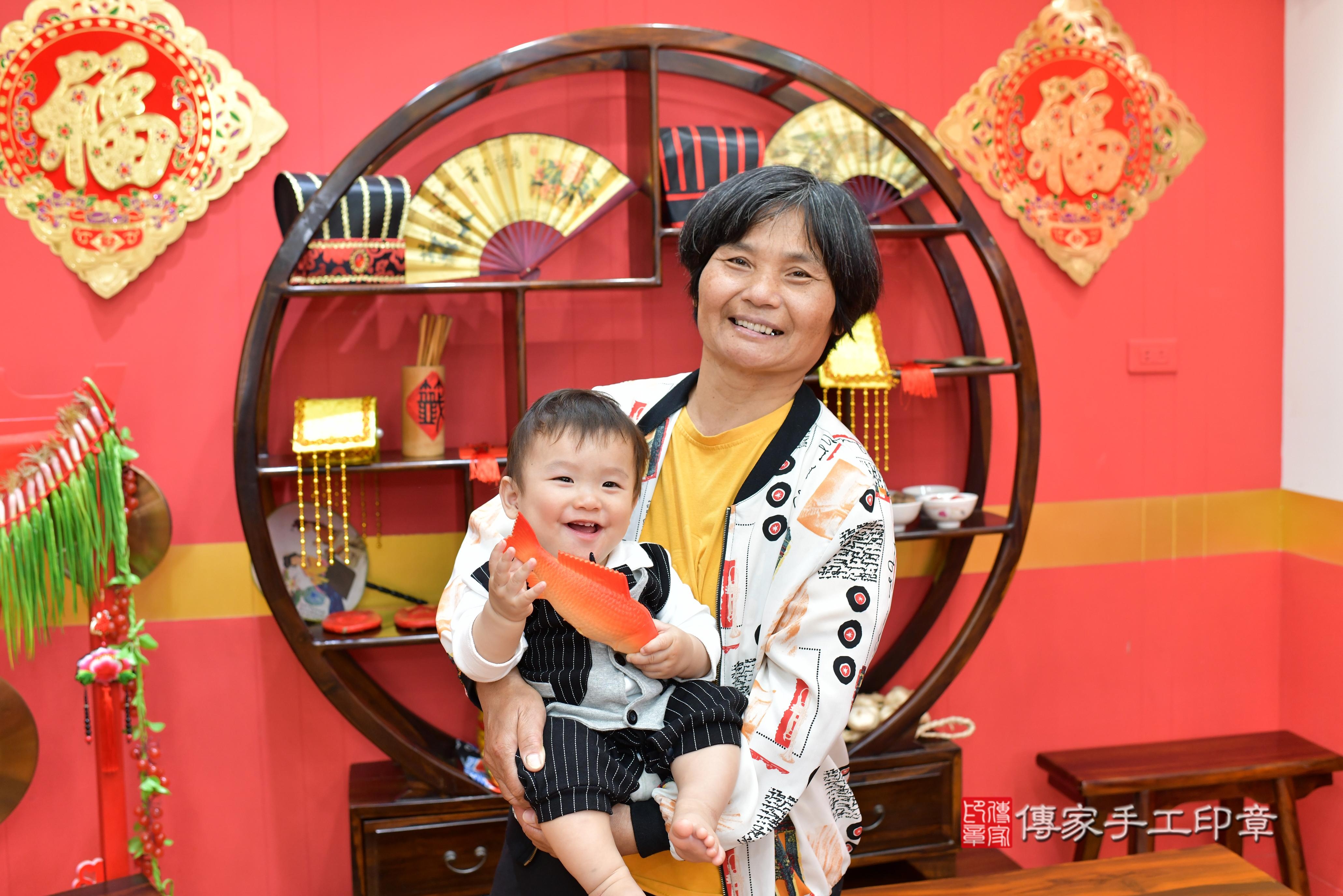 傳家手工印章桃園店、抓周、度脺、中國風會場、傳家嬰兒古禮、吉祥話、抓周道具物品24種、拍照。抓周證書。寶寶抓周、滿周歲、生日快樂、祝福