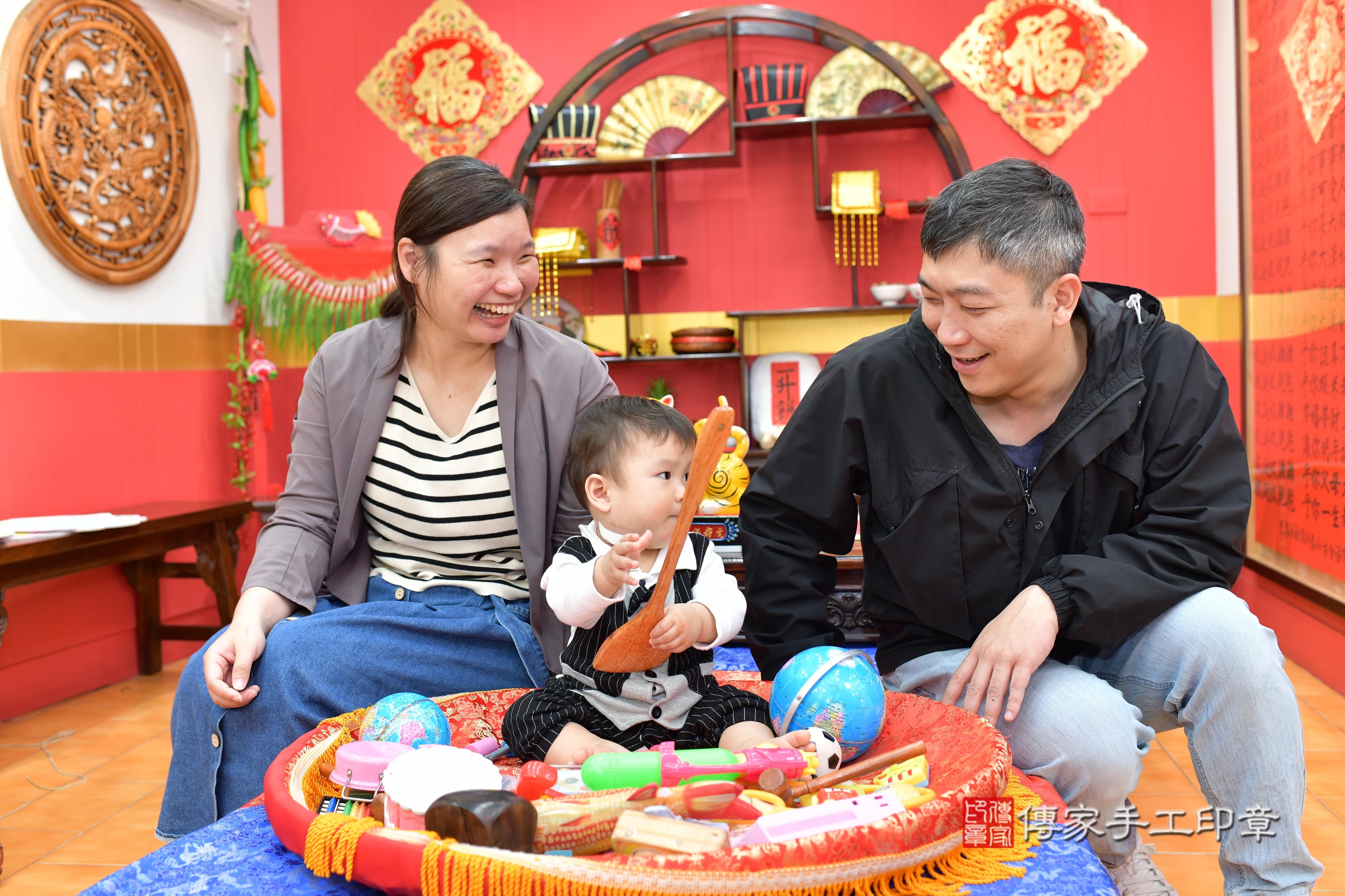 傳家手工印章桃園店、抓周、度脺、中國風會場、傳家嬰兒古禮、吉祥話、抓周道具物品24種、拍照。抓周證書。寶寶抓周、滿周歲、生日快樂、祝福