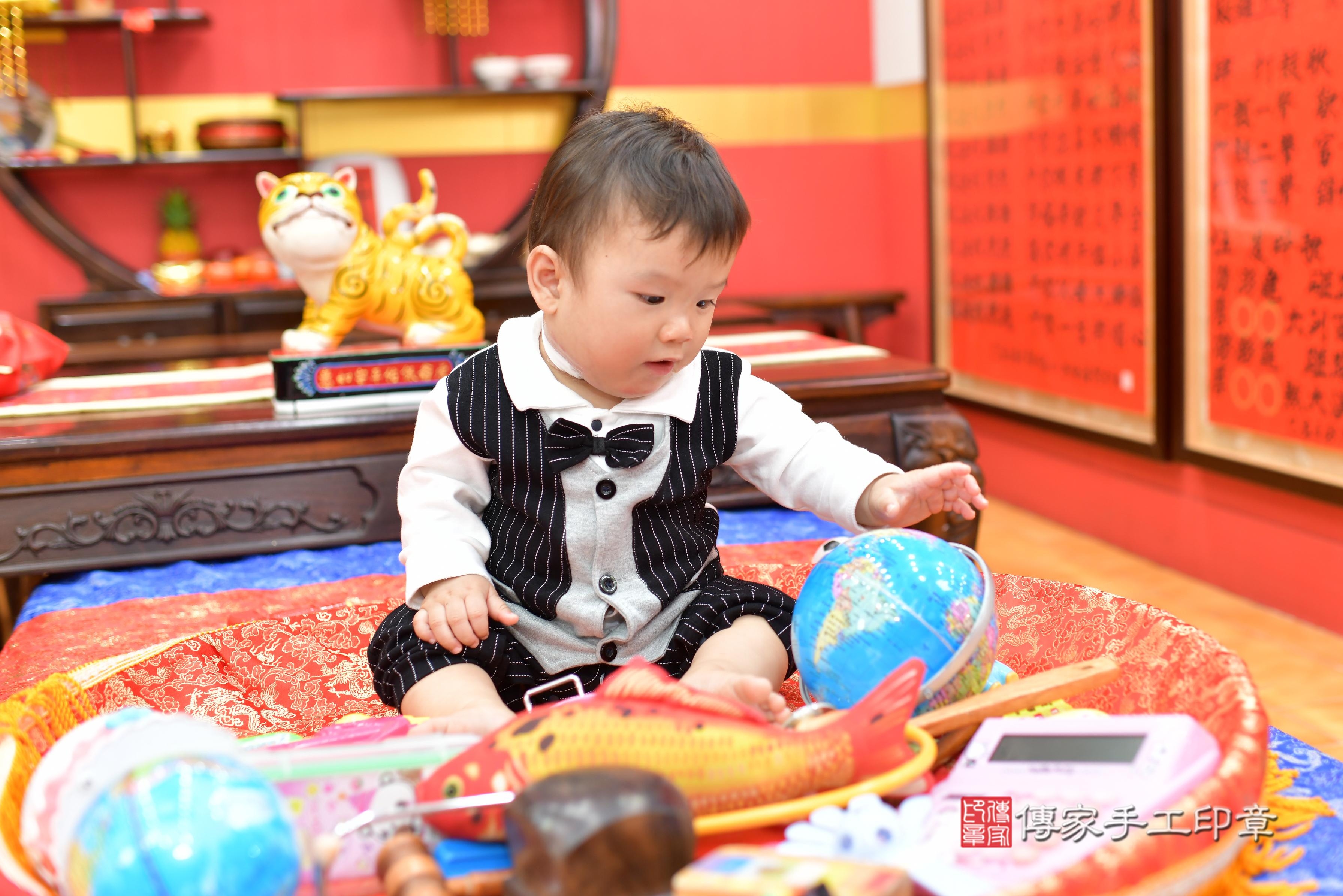 傳家手工印章桃園店、抓周、度脺、中國風會場、傳家嬰兒古禮、吉祥話、抓周道具物品24種、拍照。抓周證書。寶寶抓周、滿周歲、生日快樂、祝福
