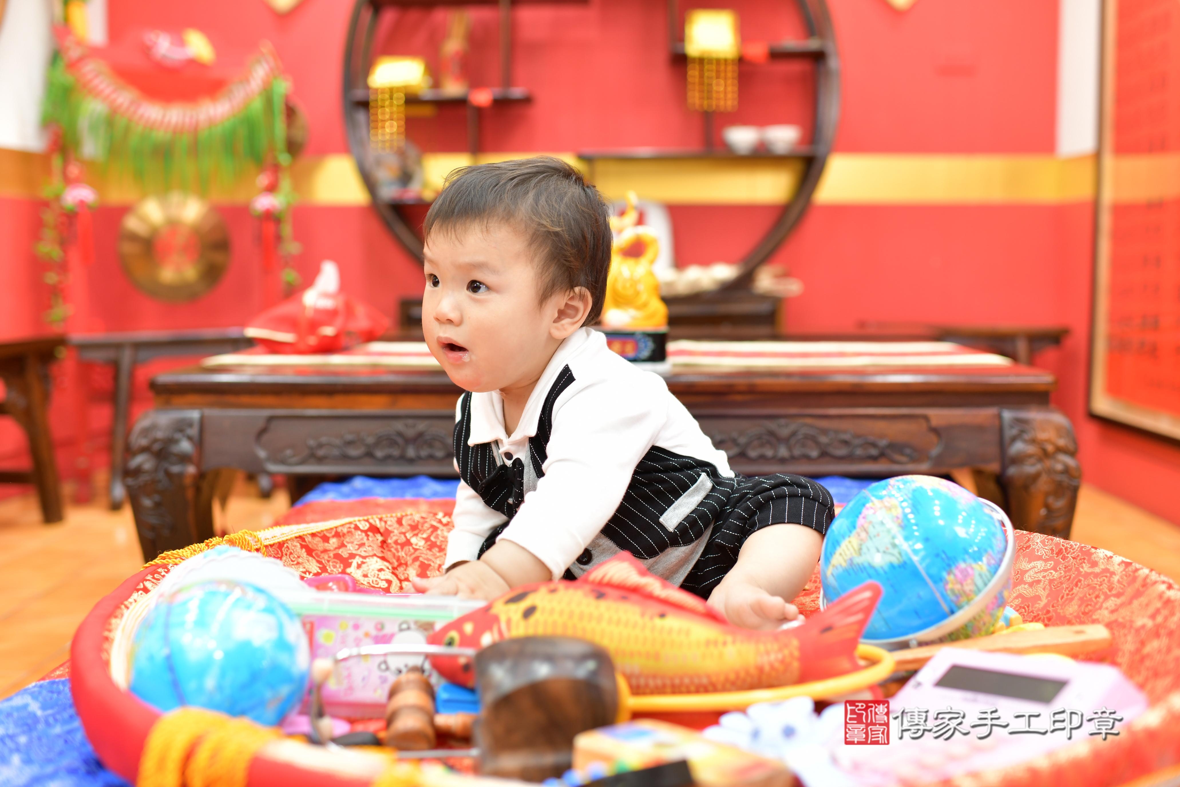 傳家手工印章桃園店、抓周、度脺、中國風會場、傳家嬰兒古禮、吉祥話、抓周道具物品24種、拍照。抓周證書。寶寶抓周、滿周歲、生日快樂、祝福