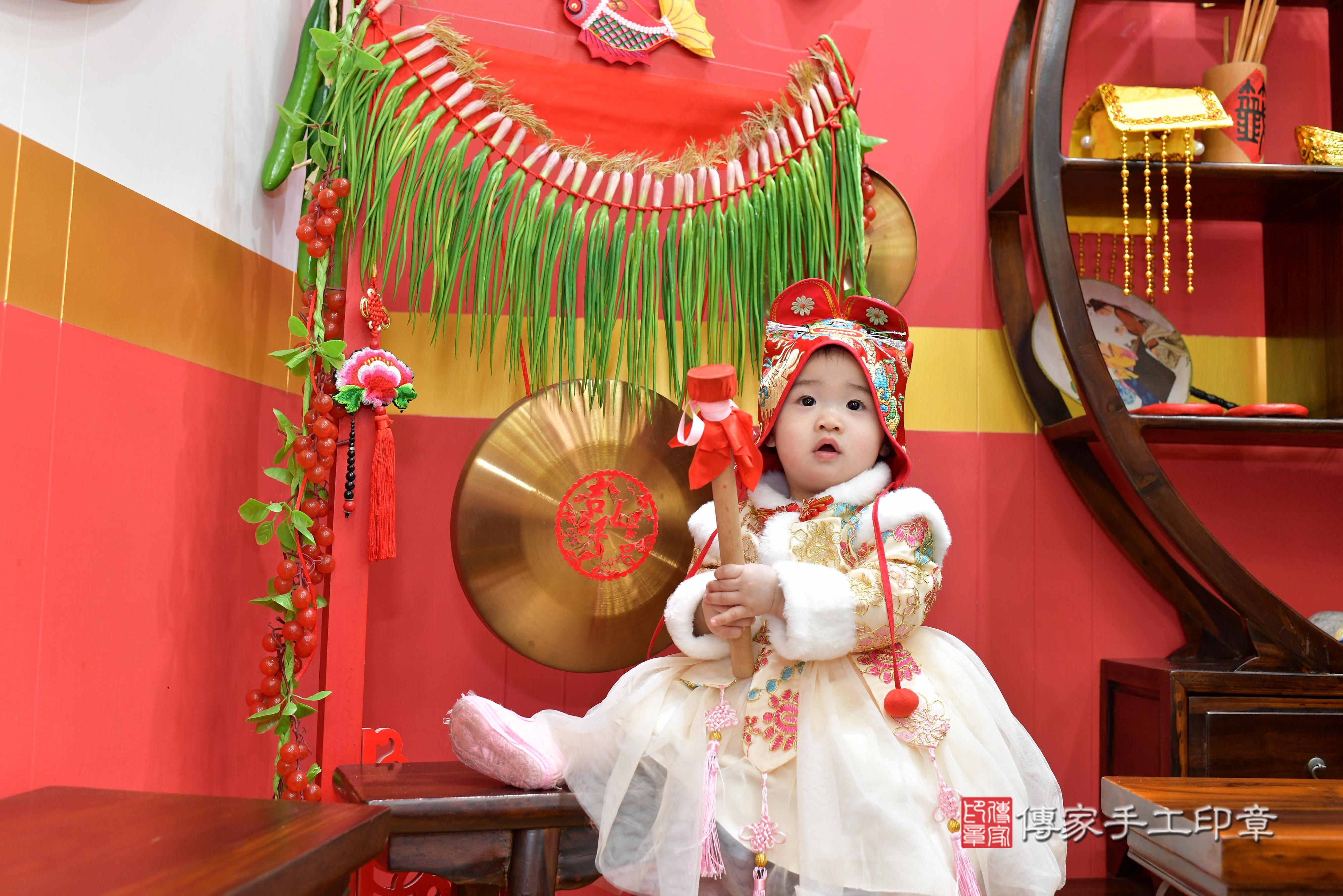 傳家手工印章桃園店、抓周、度脺、中國風會場、傳家嬰兒古禮、吉祥話、抓周道具物品24種、拍照。抓周證書。寶寶抓周、滿周歲、生日快樂、祝福