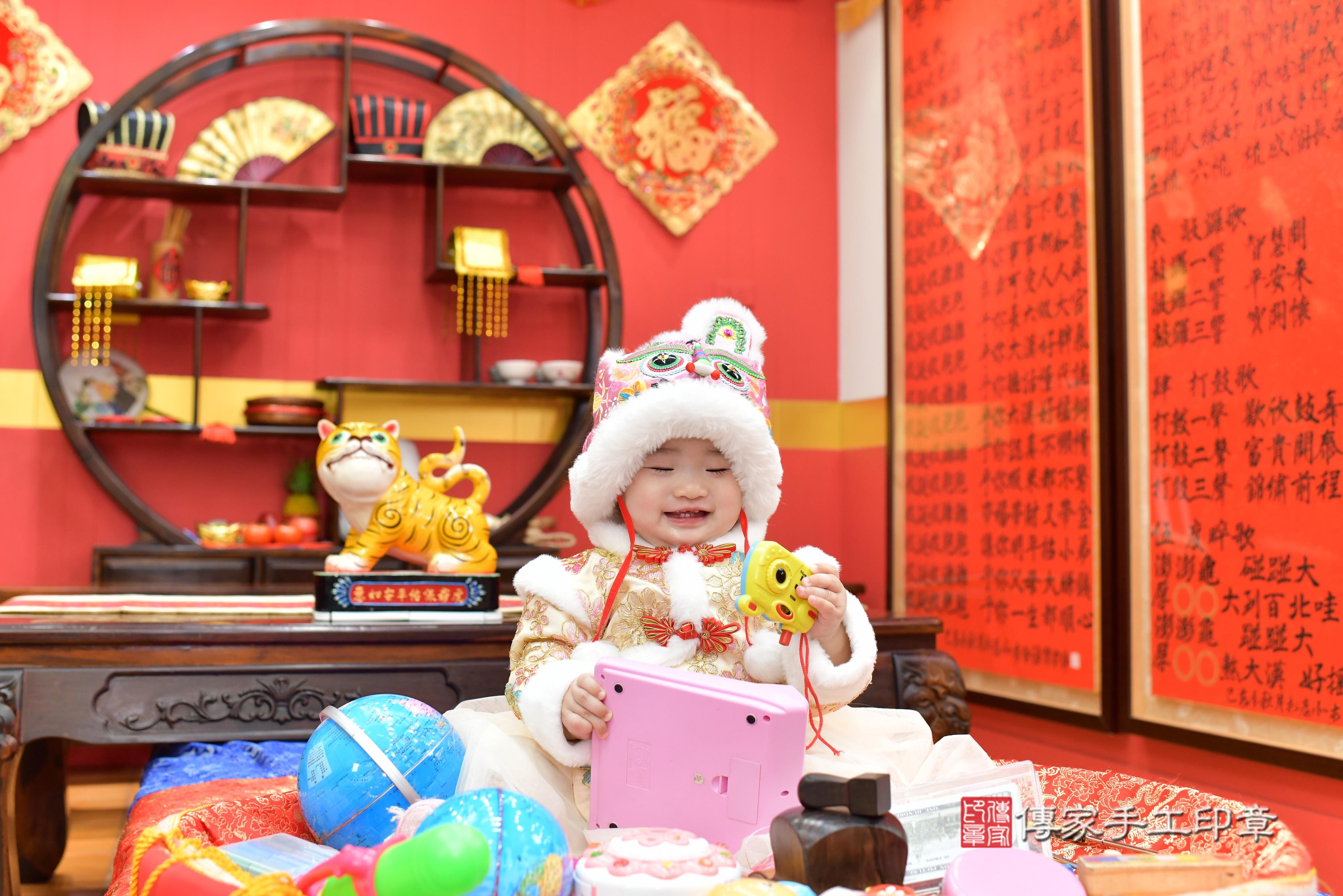 傳家手工印章桃園店、抓周、度脺、中國風會場、傳家嬰兒古禮、吉祥話、抓周道具物品24種、拍照。抓周證書。寶寶抓周、滿周歲、生日快樂、祝福