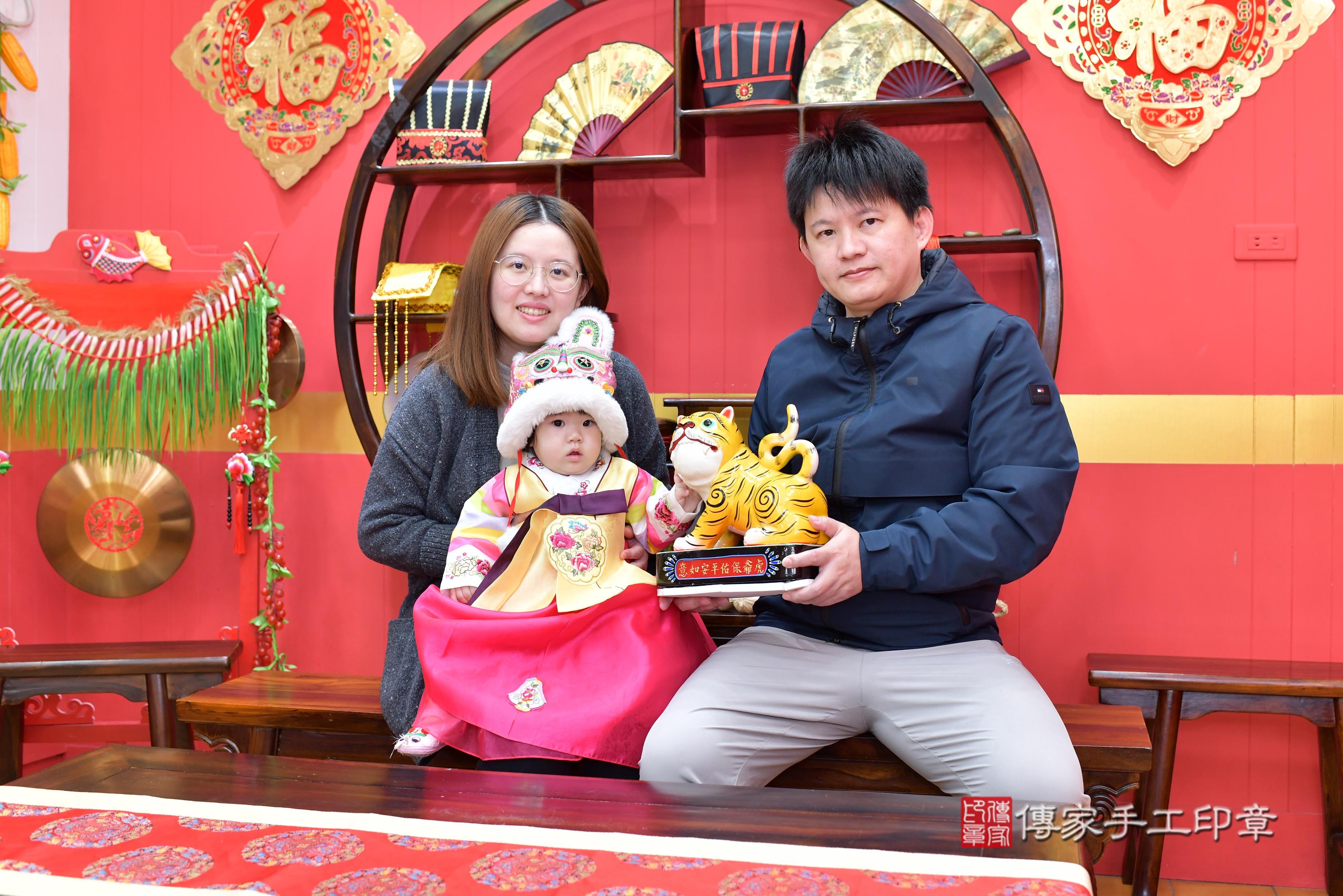 傳家手工印章桃園店、抓周、度脺、中國風會場、傳家嬰兒古禮、吉祥話、抓周道具物品24種、拍照。抓周證書。寶寶抓周、滿周歲、生日快樂、祝福