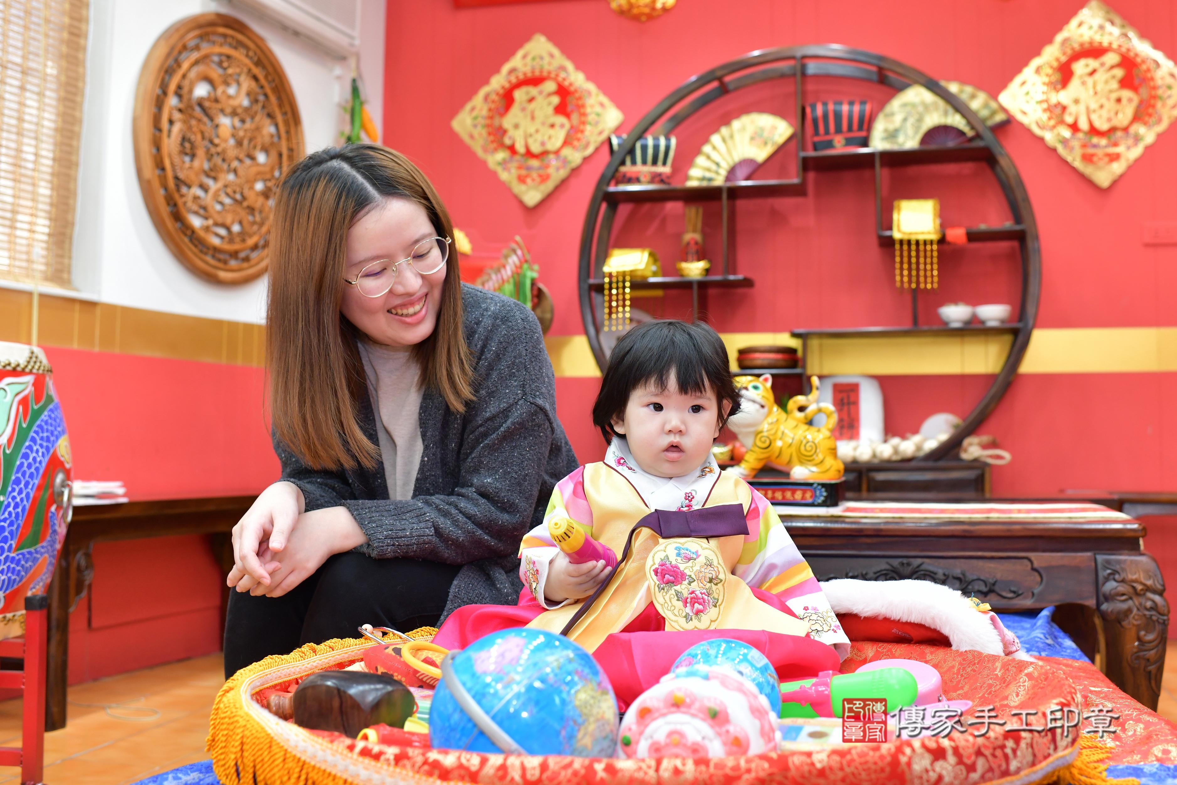 傳家手工印章桃園店、抓周、度脺、中國風會場、傳家嬰兒古禮、吉祥話、抓周道具物品24種、拍照。抓周證書。寶寶抓周、滿周歲、生日快樂、祝福