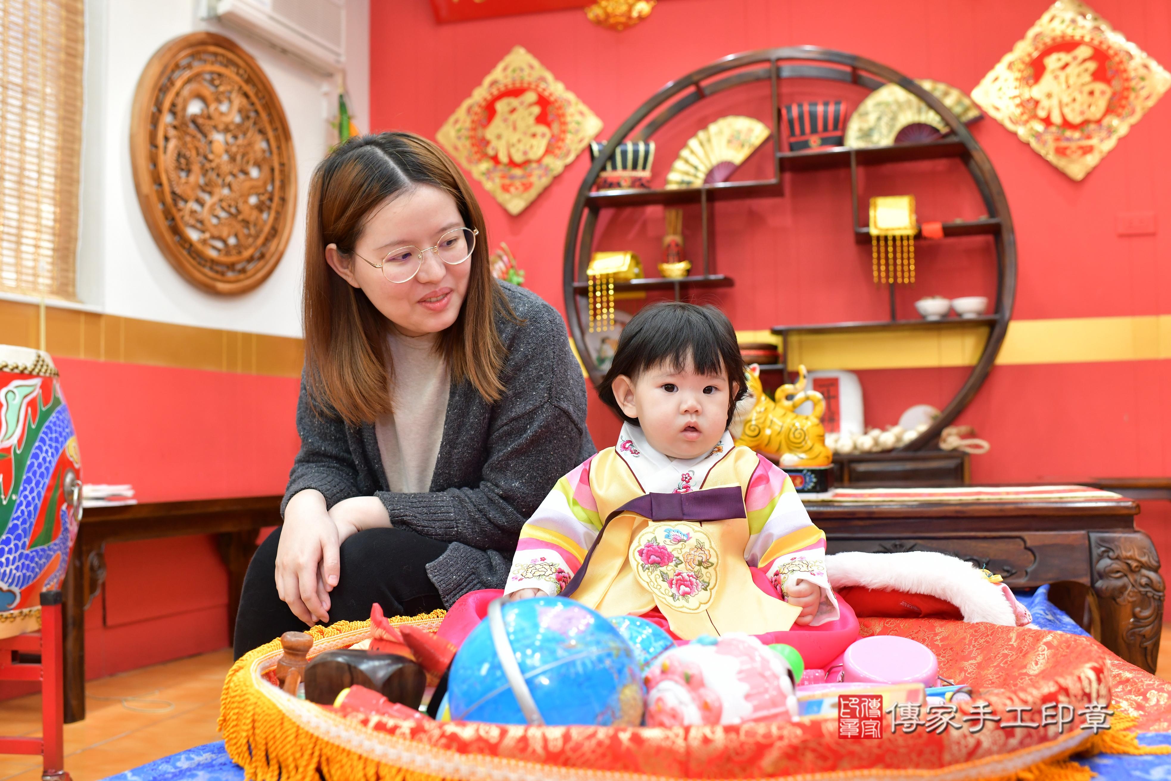 傳家手工印章桃園店、抓周、度脺、中國風會場、傳家嬰兒古禮、吉祥話、抓周道具物品24種、拍照。抓周證書。寶寶抓周、滿周歲、生日快樂、祝福