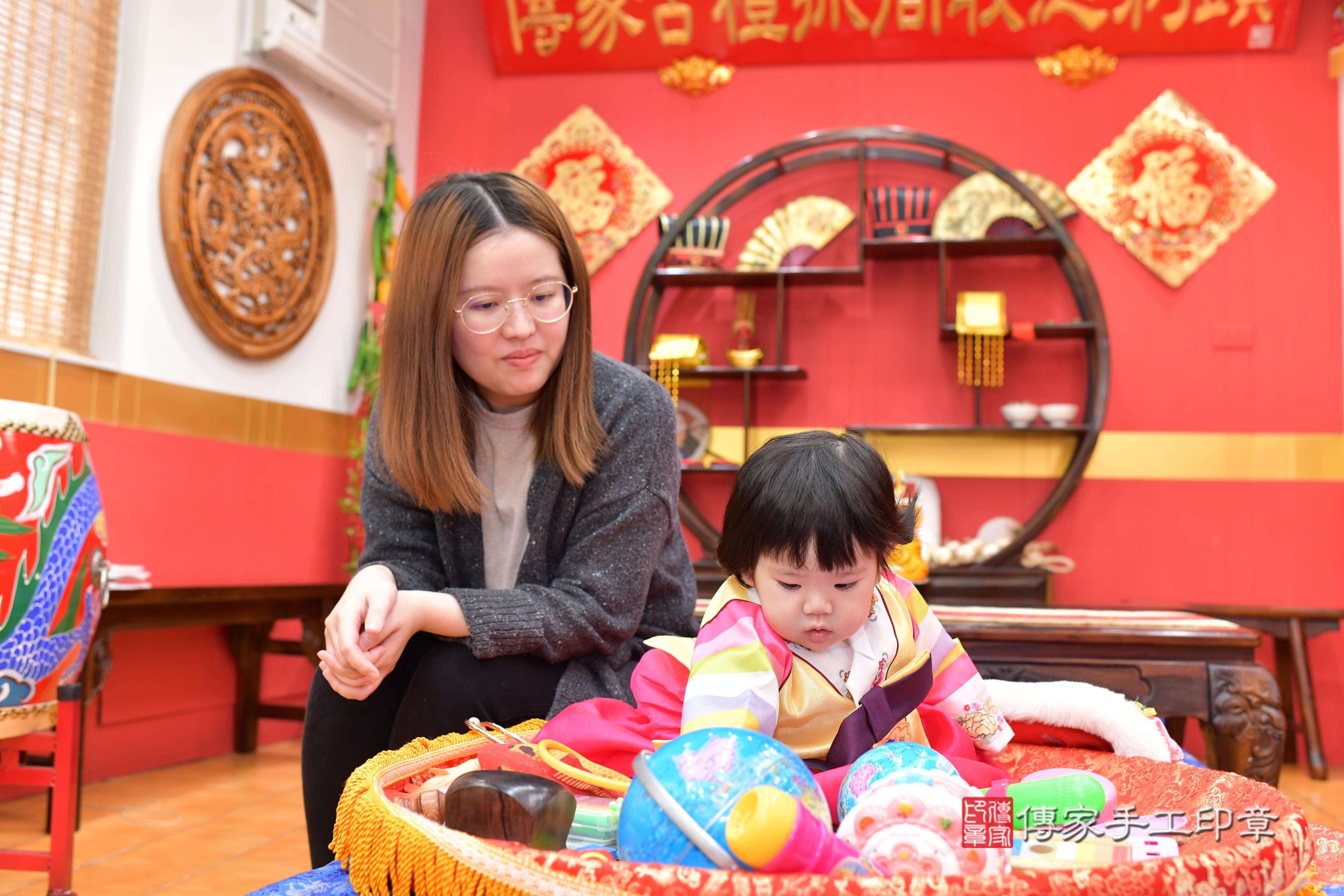 傳家手工印章桃園店、抓周、度脺、中國風會場、傳家嬰兒古禮、吉祥話、抓周道具物品24種、拍照。抓周證書。寶寶抓周、滿周歲、生日快樂、祝福