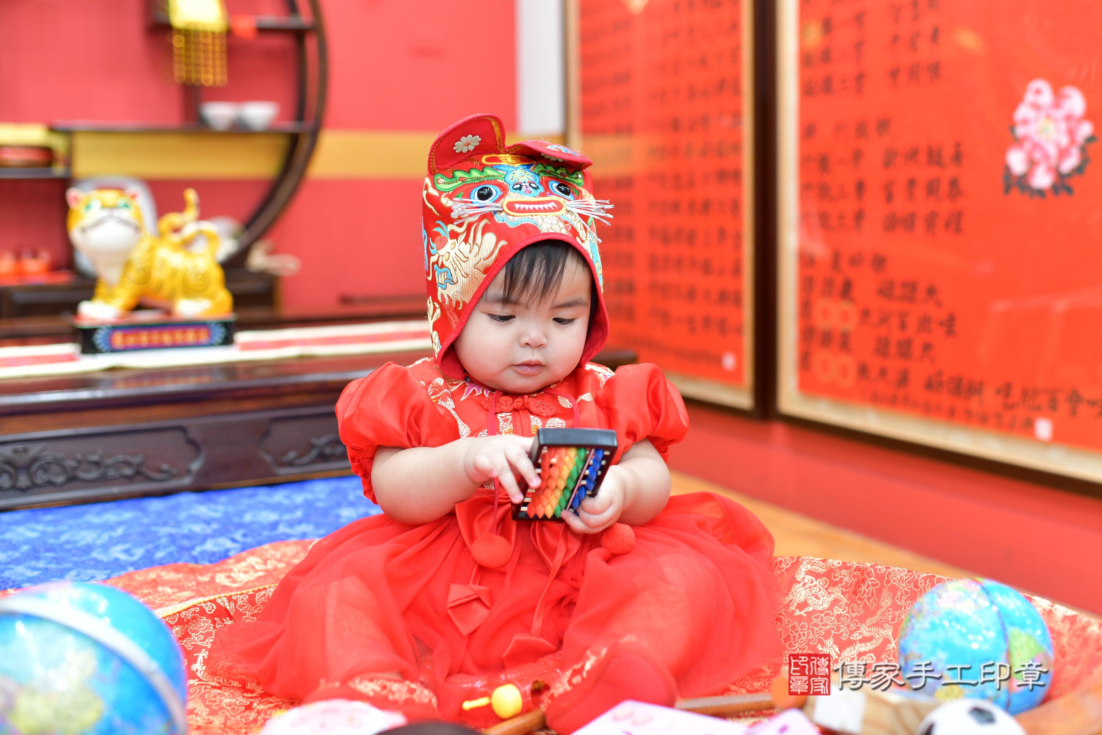 傳家手工印章桃園店、抓周、度脺、中國風會場、傳家嬰兒古禮、吉祥話、抓周道具物品24種、拍照。抓周證書。寶寶抓周、滿周歲、生日快樂、祝福