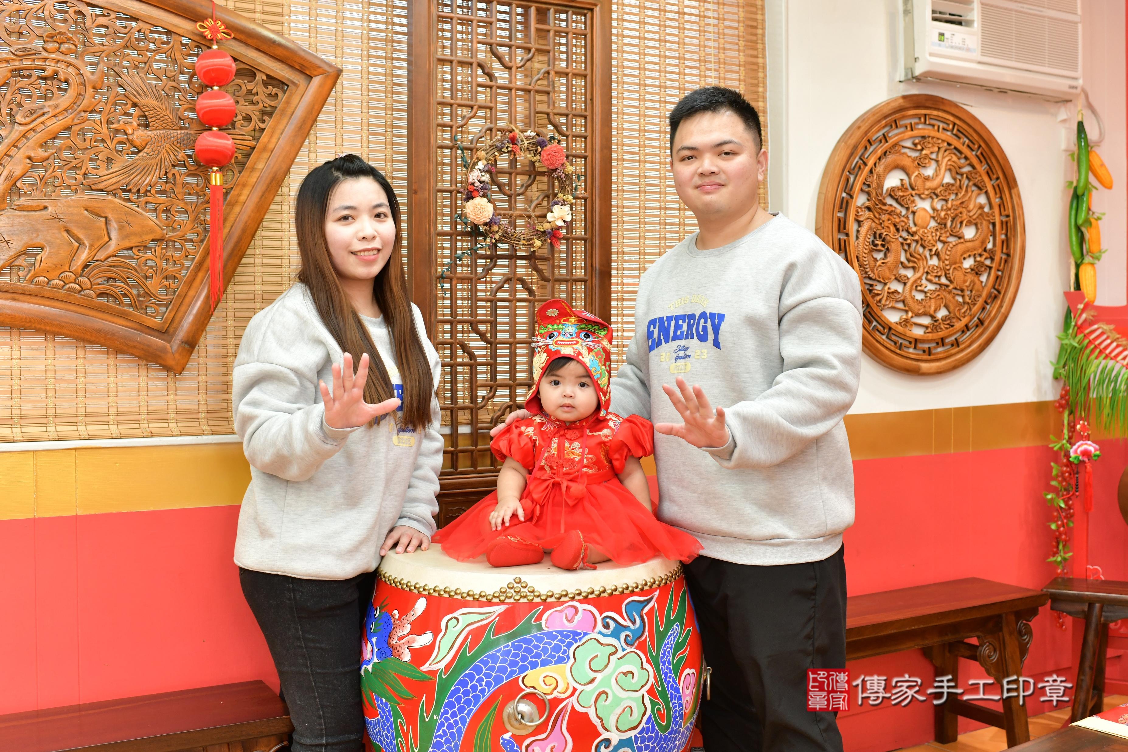 傳家手工印章桃園店、抓周、度脺、中國風會場、傳家嬰兒古禮、吉祥話、抓周道具物品24種、拍照。抓周證書。寶寶抓周、滿周歲、生日快樂、祝福